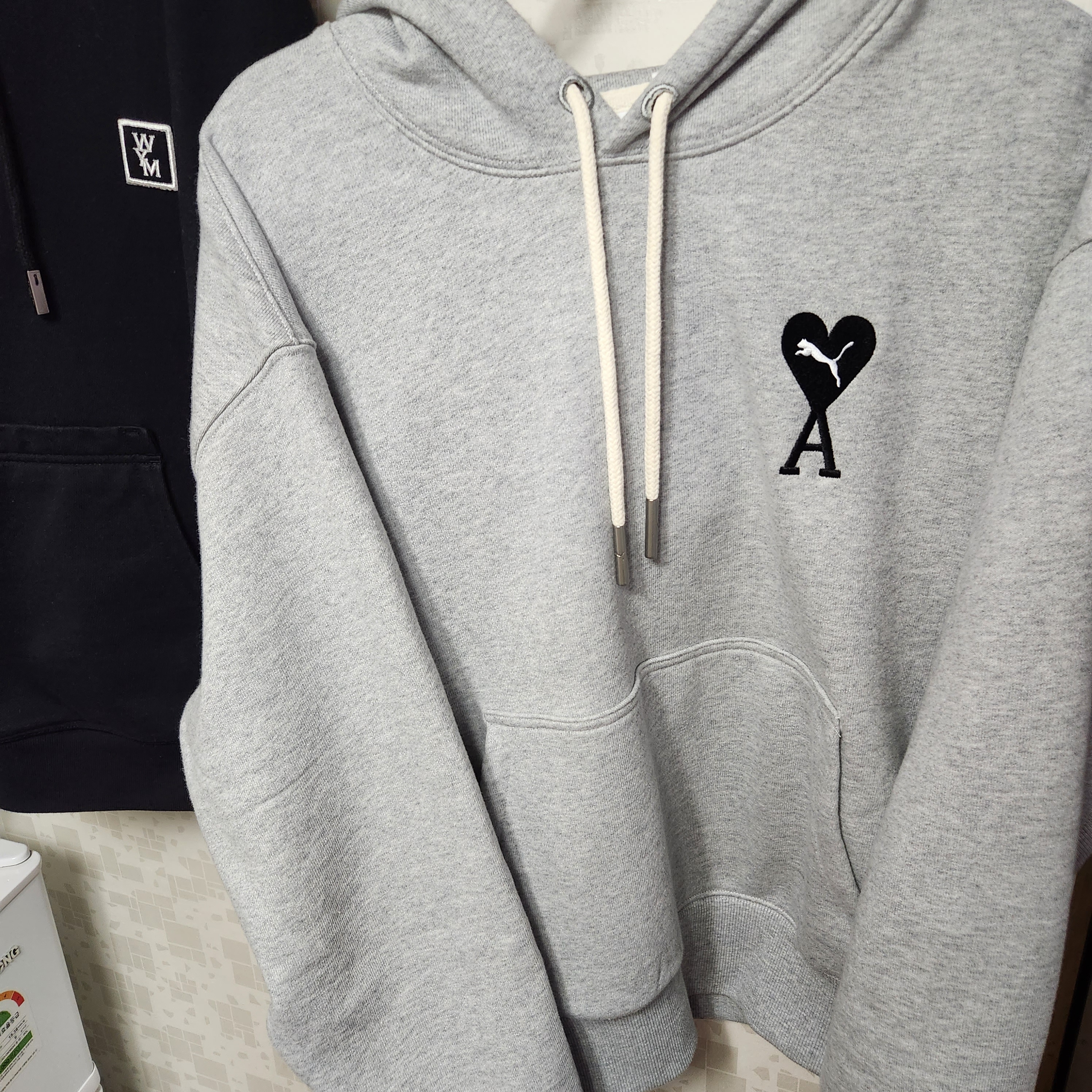 Puma x AMI Hoodie Light Gray Heather 착용 스타일