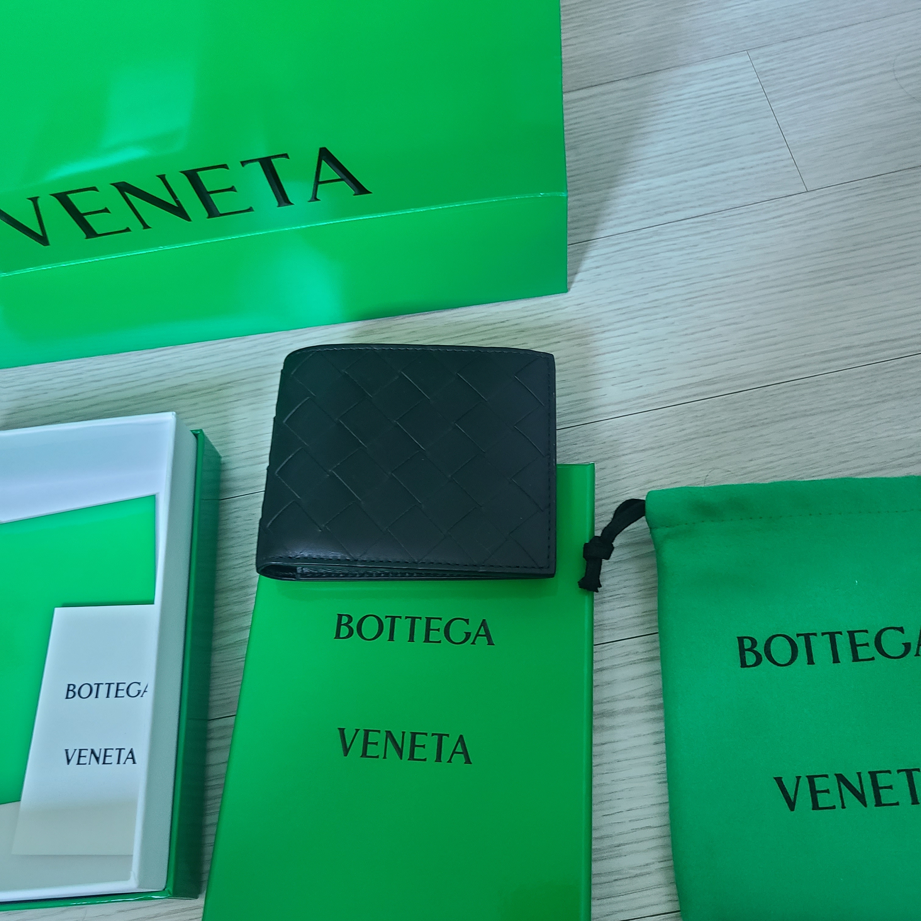 Bottega Veneta Bi-Fold Wallet Black 착용 스타일