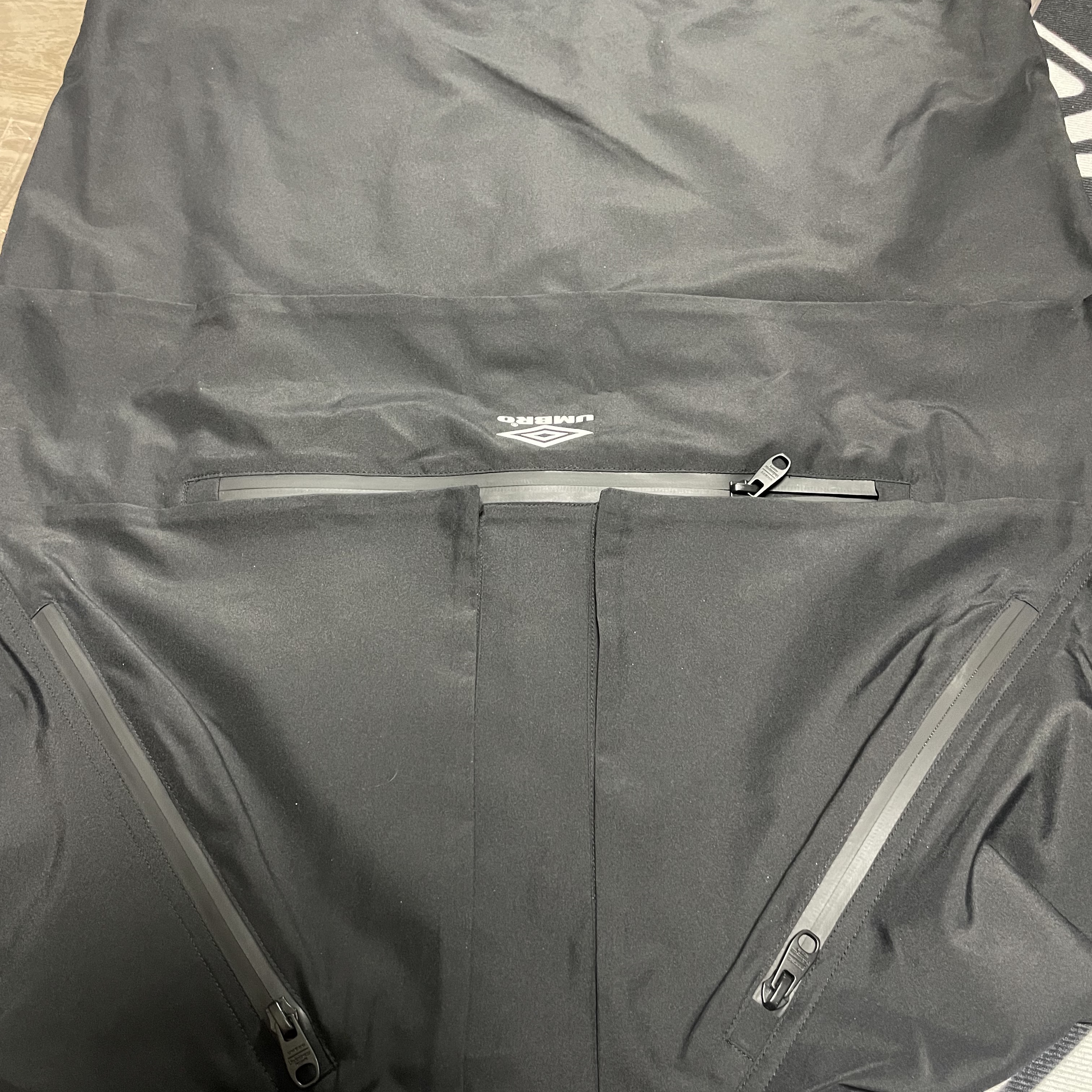 Undermycar x Umbro Warm Up Jacket Black 착용 스타일 - 2