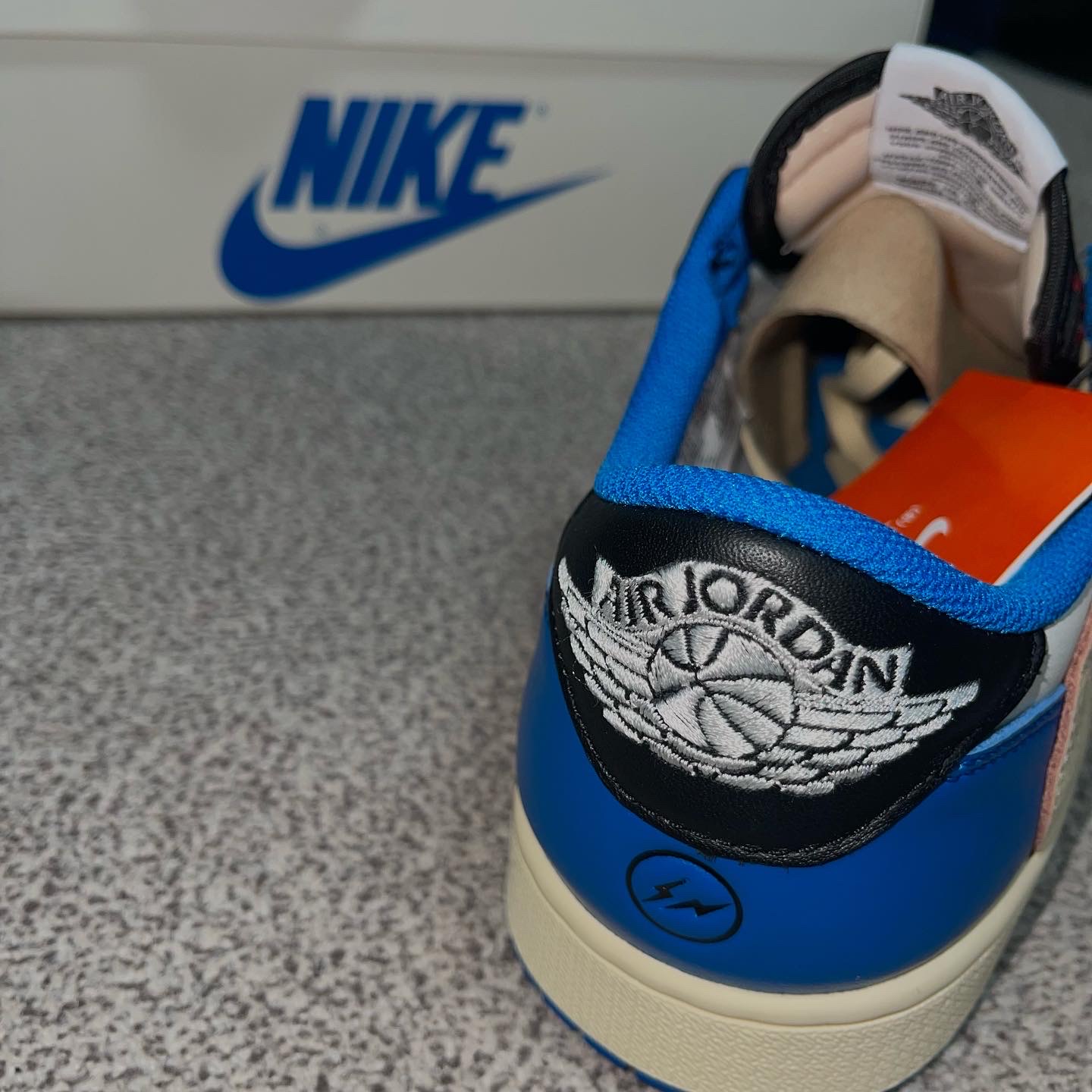 Jordan 1 x Travis Scott x Fragment Retro Low OG SP Military Blue 착용 스타일 - 3