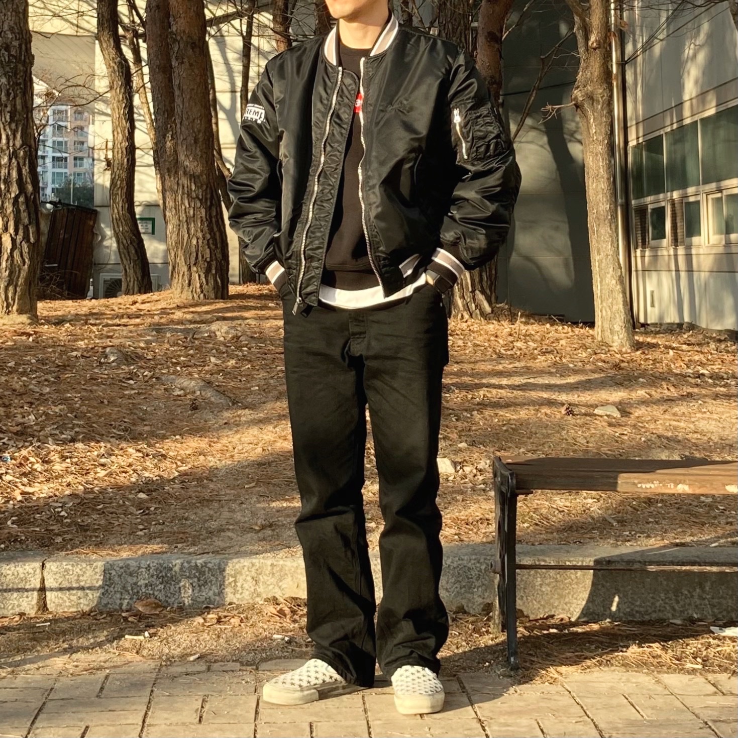 Supreme Box Logo Crewneck Black - 22FW, Vans Vault x Bianca Chandon Classic Slip-On LX Stressed Black White 착용 스타일 - 3