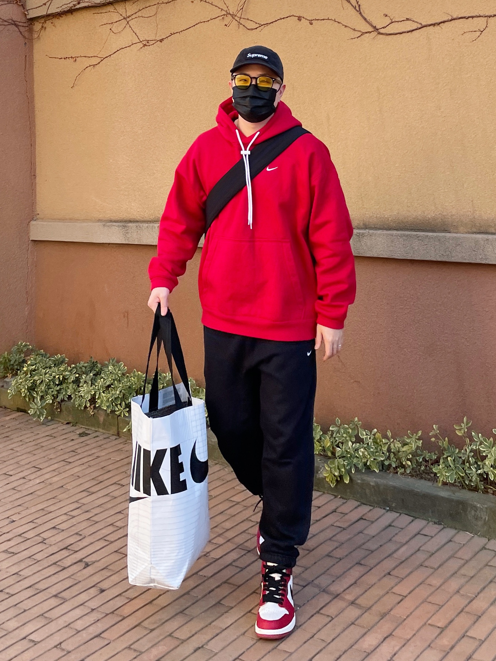 Nike M NRG Hoodie Red, Bottega Veneta Padded Tech Cassette Black 착용 스타일