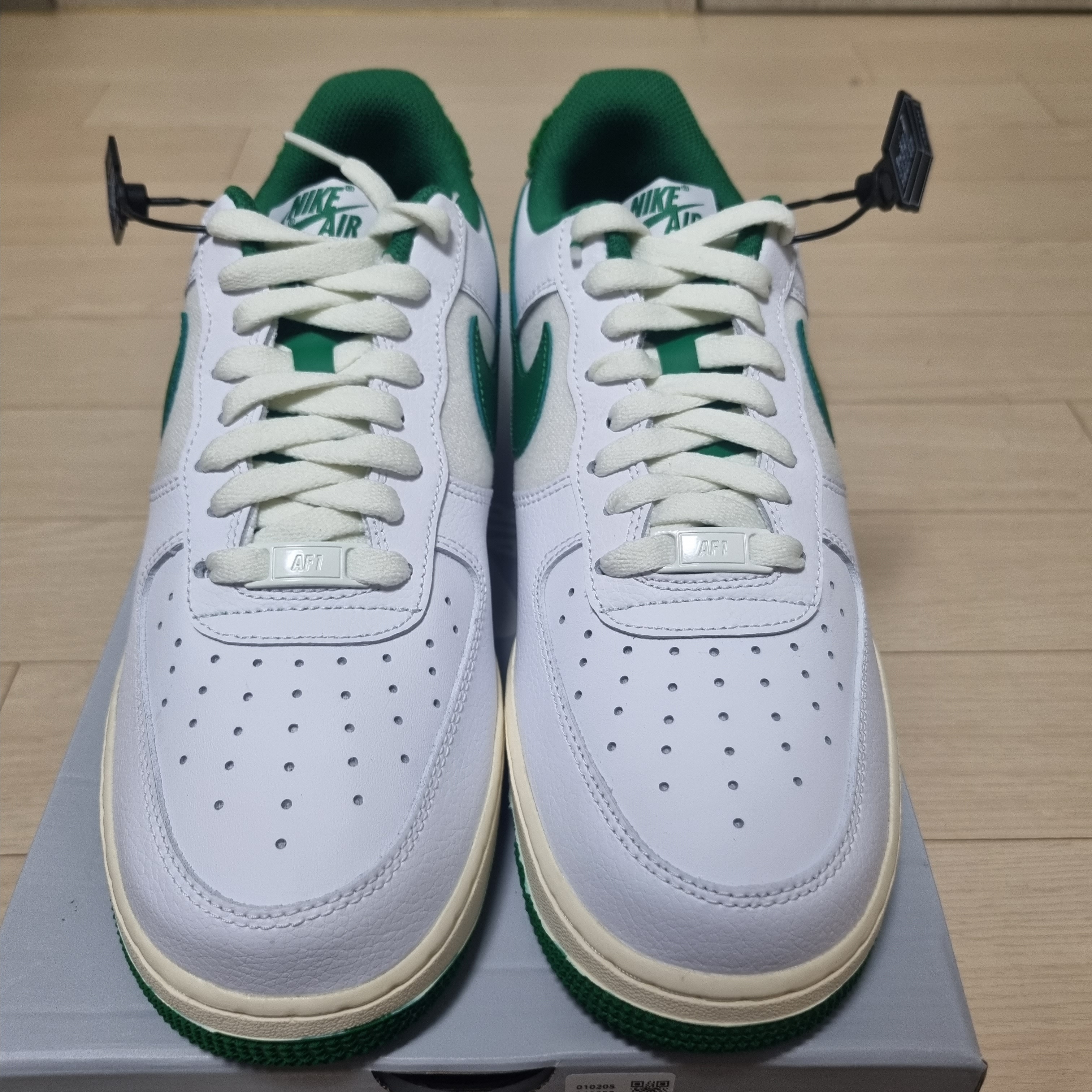 Nike Air Force 1 '07 LV8 Varsity White Pine Green 착용 스타일 - 2