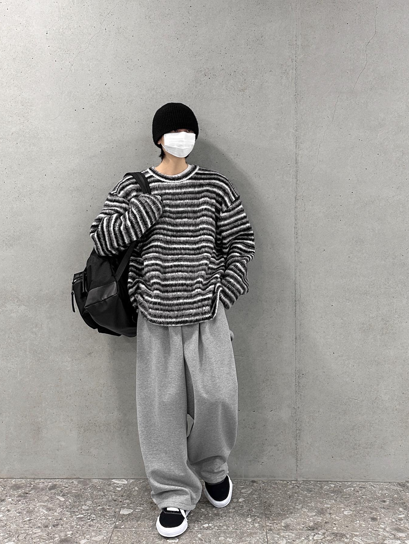 Maison Mihara Yasuhiro Baker OG Sole Canvas Low Cut Sneakers Black 착용 스타일 - 2