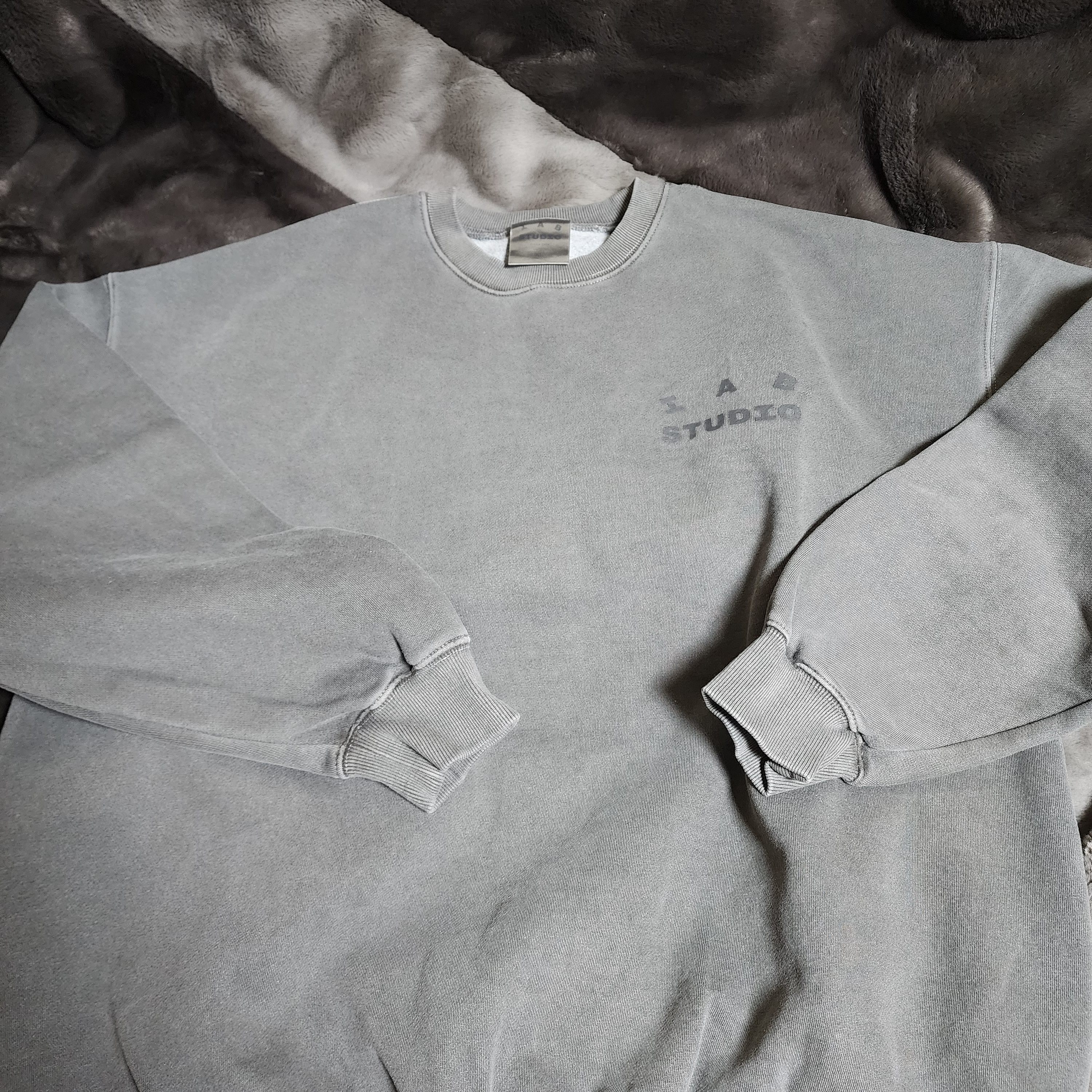 IAB Studio Pigment Sweatshirt & Mini Bag Black 착용 스타일 - 1