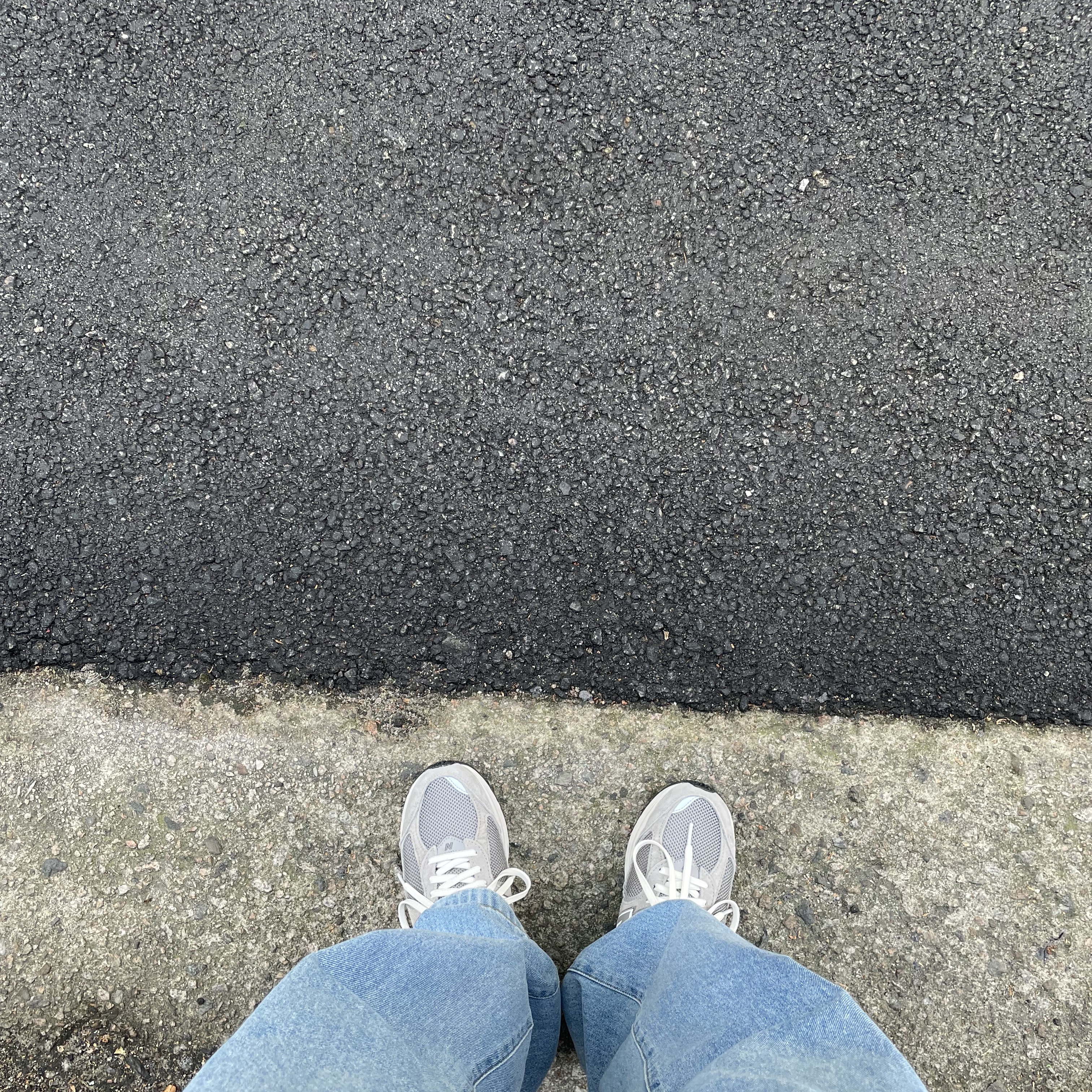 New Balance 2002R Grey 착용 스타일