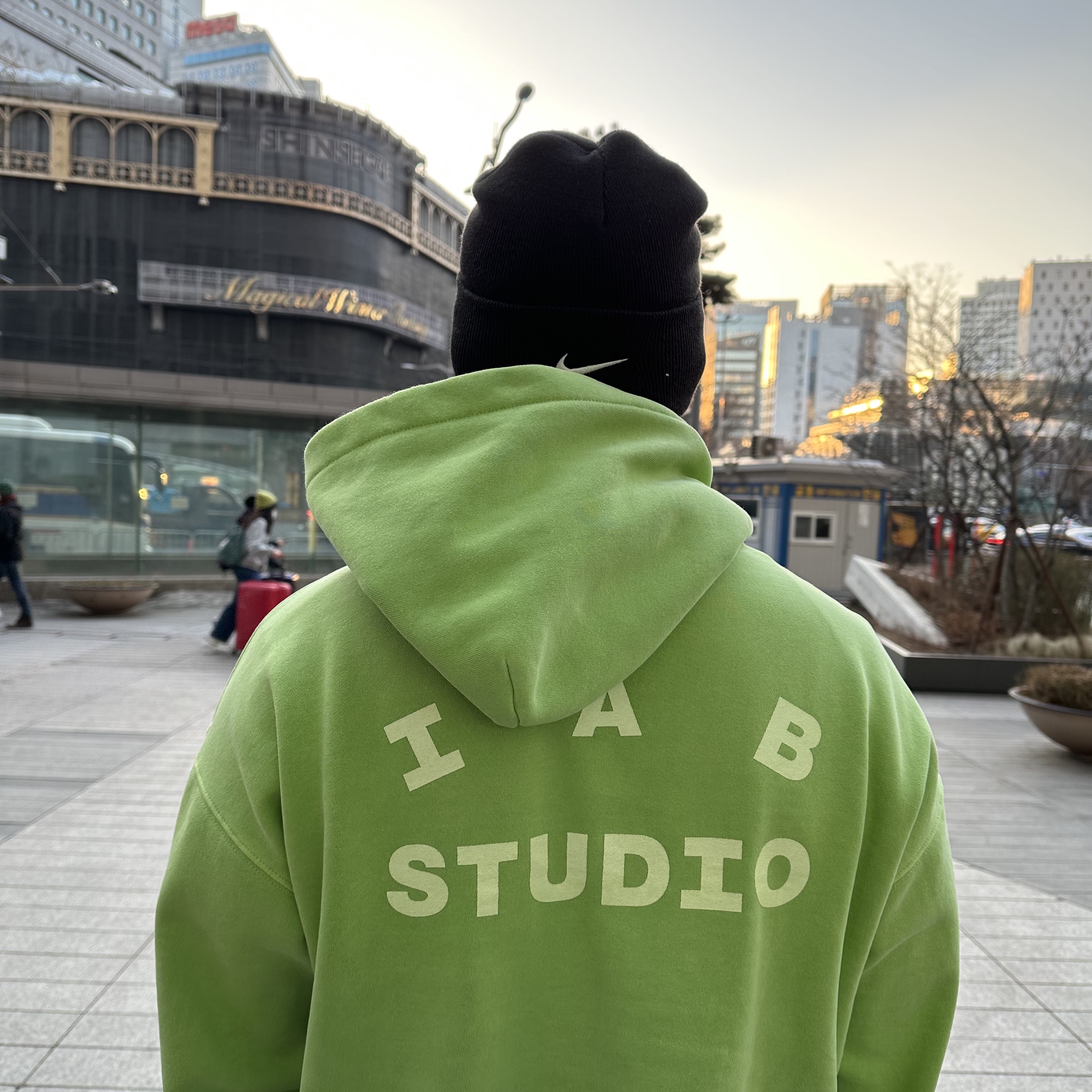 IAB Studio Pigment Hoodie & Sack Apple Green, Nike x Stussy NRG Cuffed Beanie Black 착용 스타일