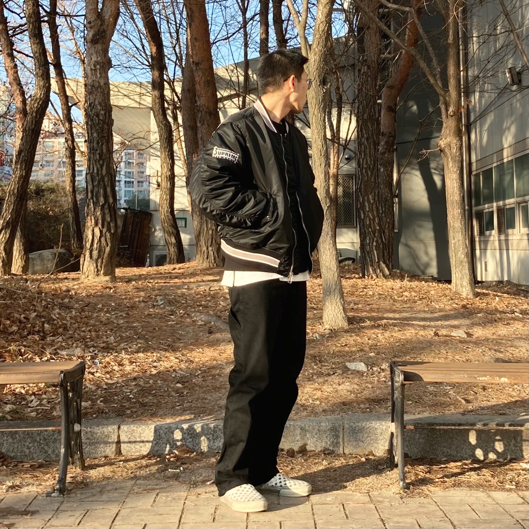 Supreme Box Logo Crewneck Black - 22FW, Vans Vault x Bianca Chandon Classic Slip-On LX Stressed Black White 착용 스타일 - 2