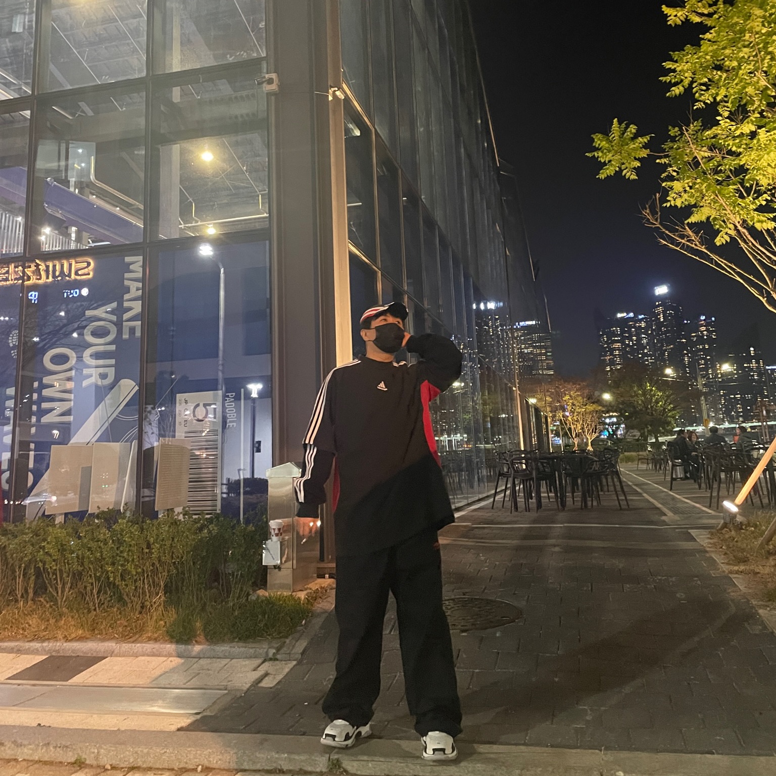 Balenciaga x Adidas Oversized Long Sleeve T-Shirt Black, Balenciaga x Adidas Oversized T-Shirt Navy Blue 착용 스타일 - 3