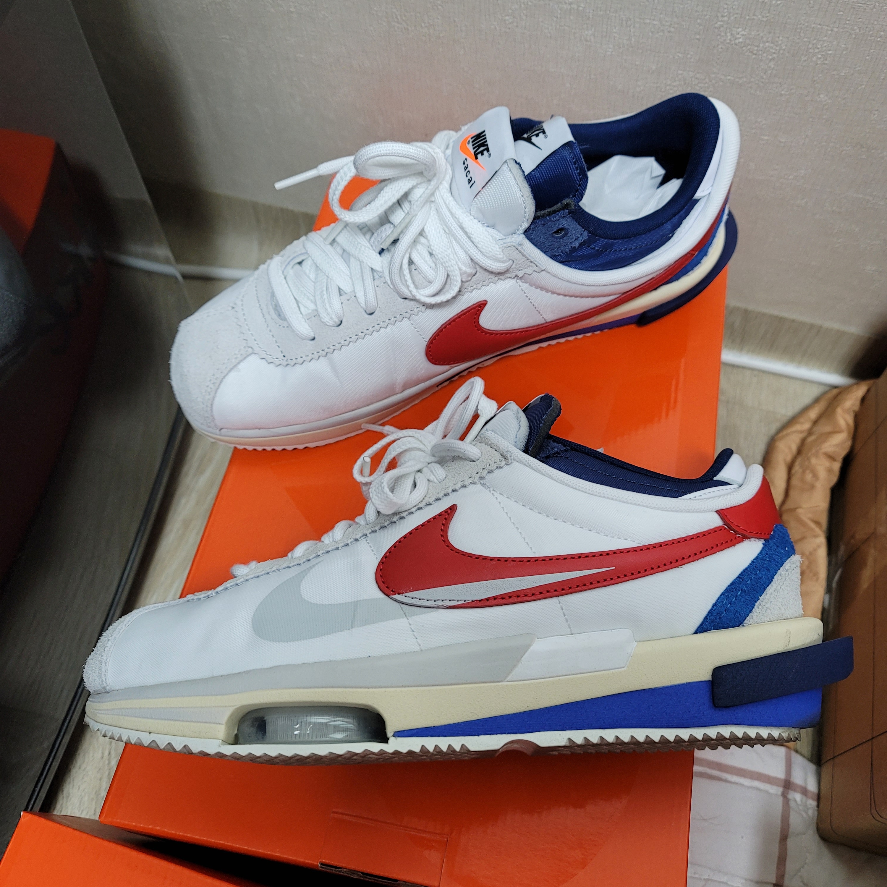 Nike x Sacai Zoom Cortez SP Iron Grey, Nike x Sacai Zoom Cortez SP White and University Red 착용 스타일 - 3