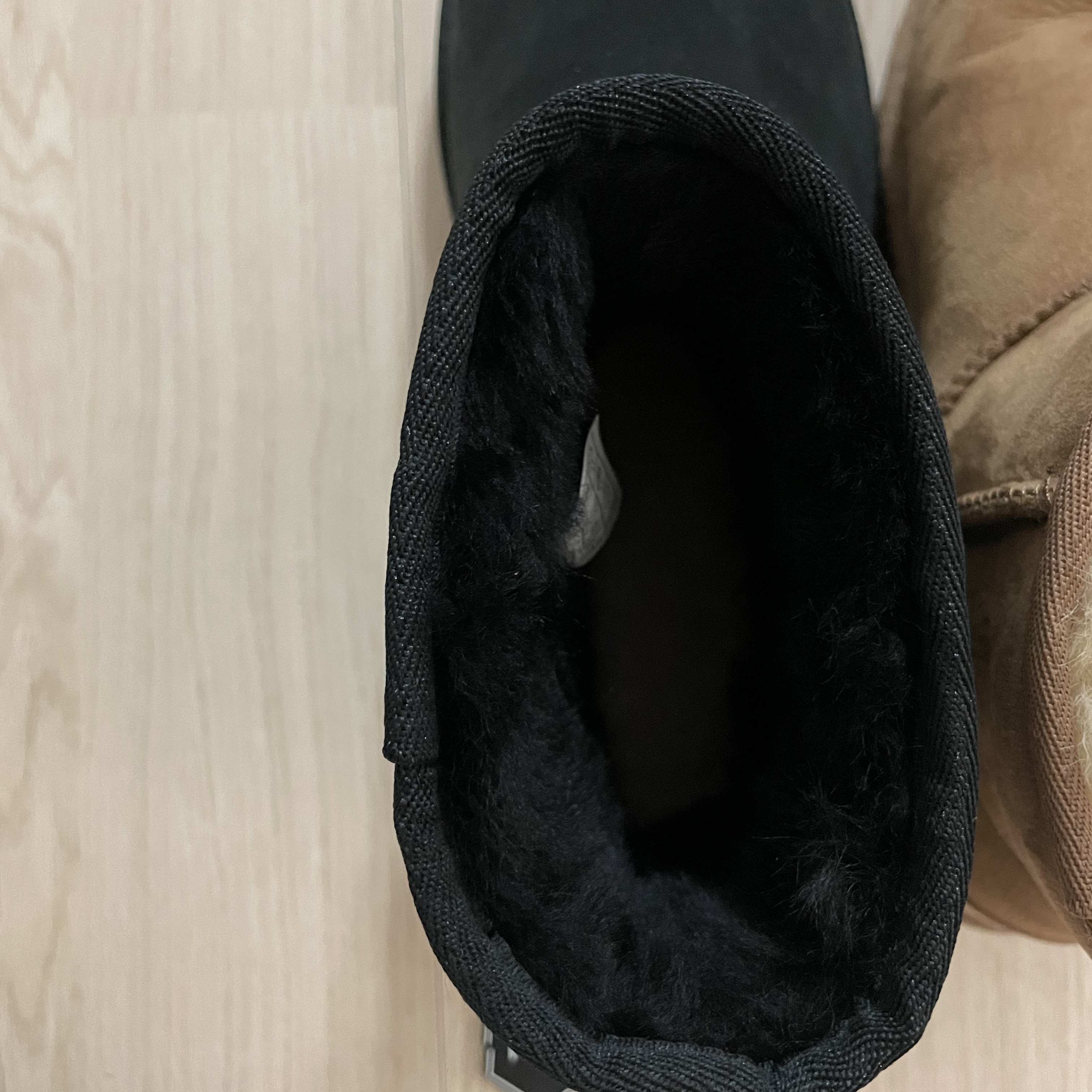 (W) UGG Classic Mini II Boots Black 착용 스타일 - 2
