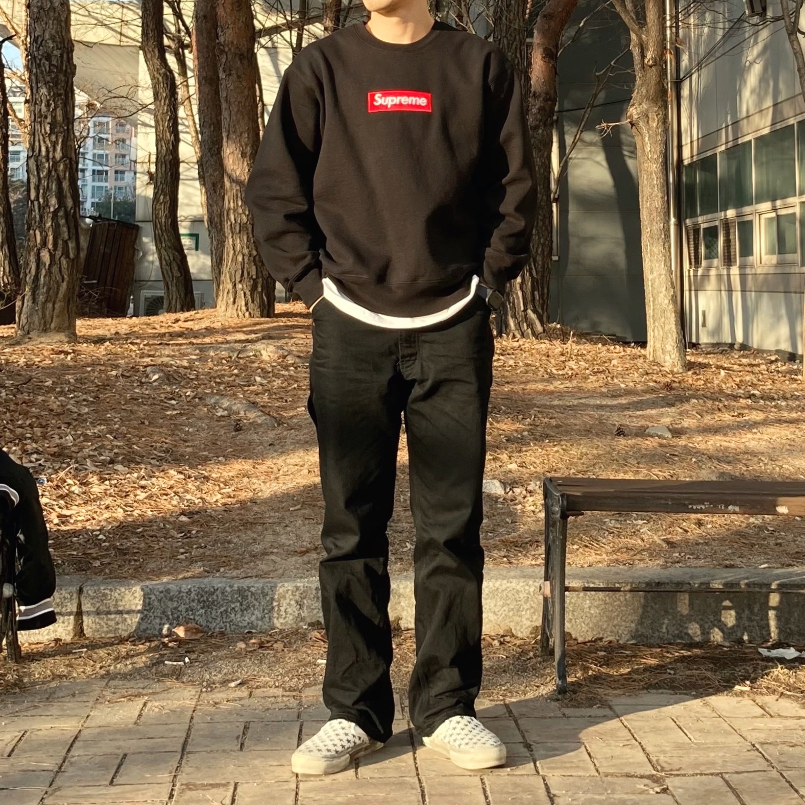 Supreme Box Logo Crewneck Black - 22FW, Vans Vault x Bianca Chandon Classic Slip-On LX Stressed Black White 착용 스타일 - 1
