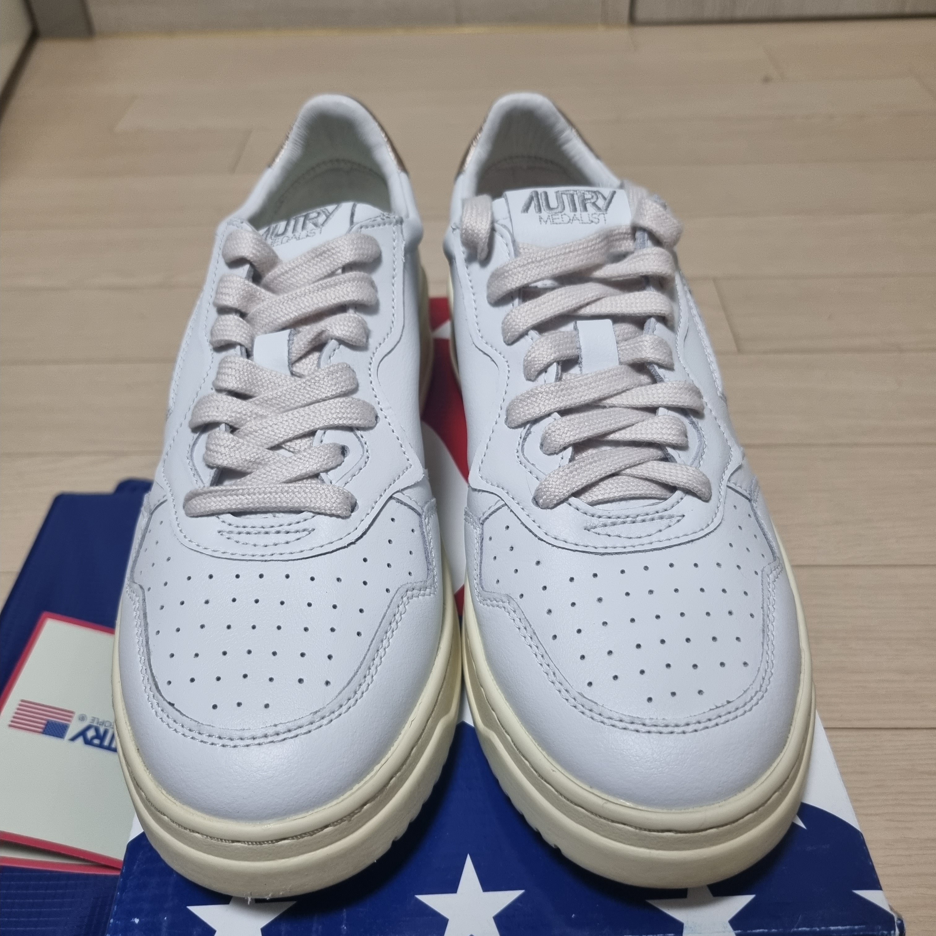 Autry Medalist Low Leather Sneakers White Gold 착용 스타일 - 2