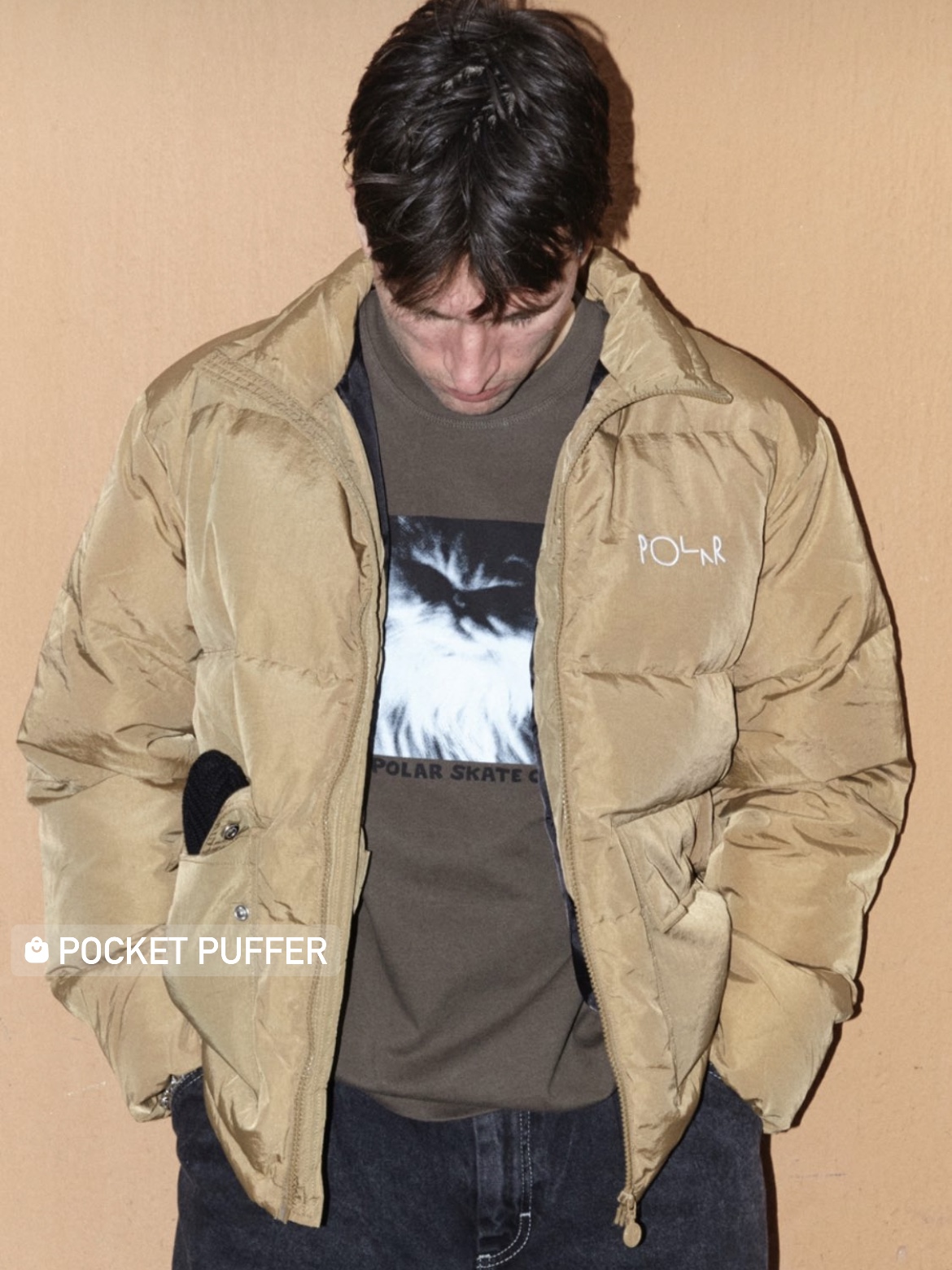 Polar Skate Co Pocket Puffer Antique Gold 착용 스타일 - 1