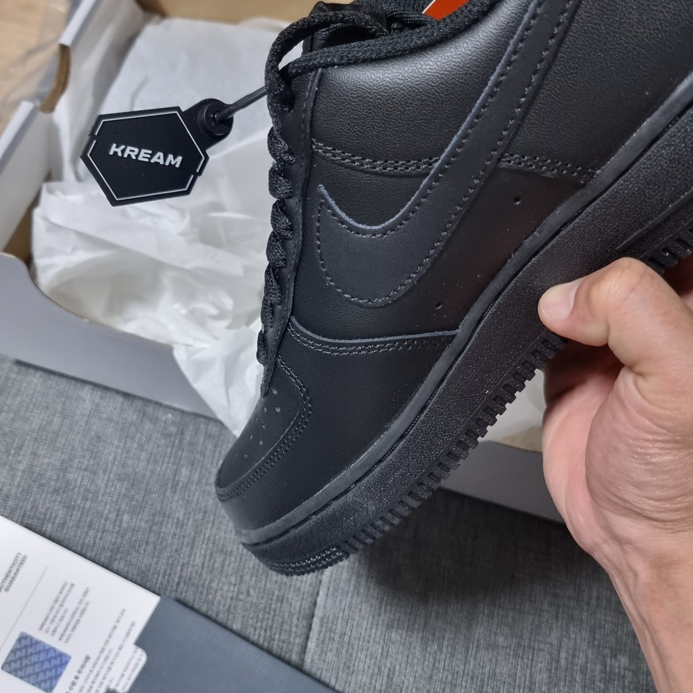 Nike Air Force 1 '07 Low Triple Black 착용 스타일 - 4