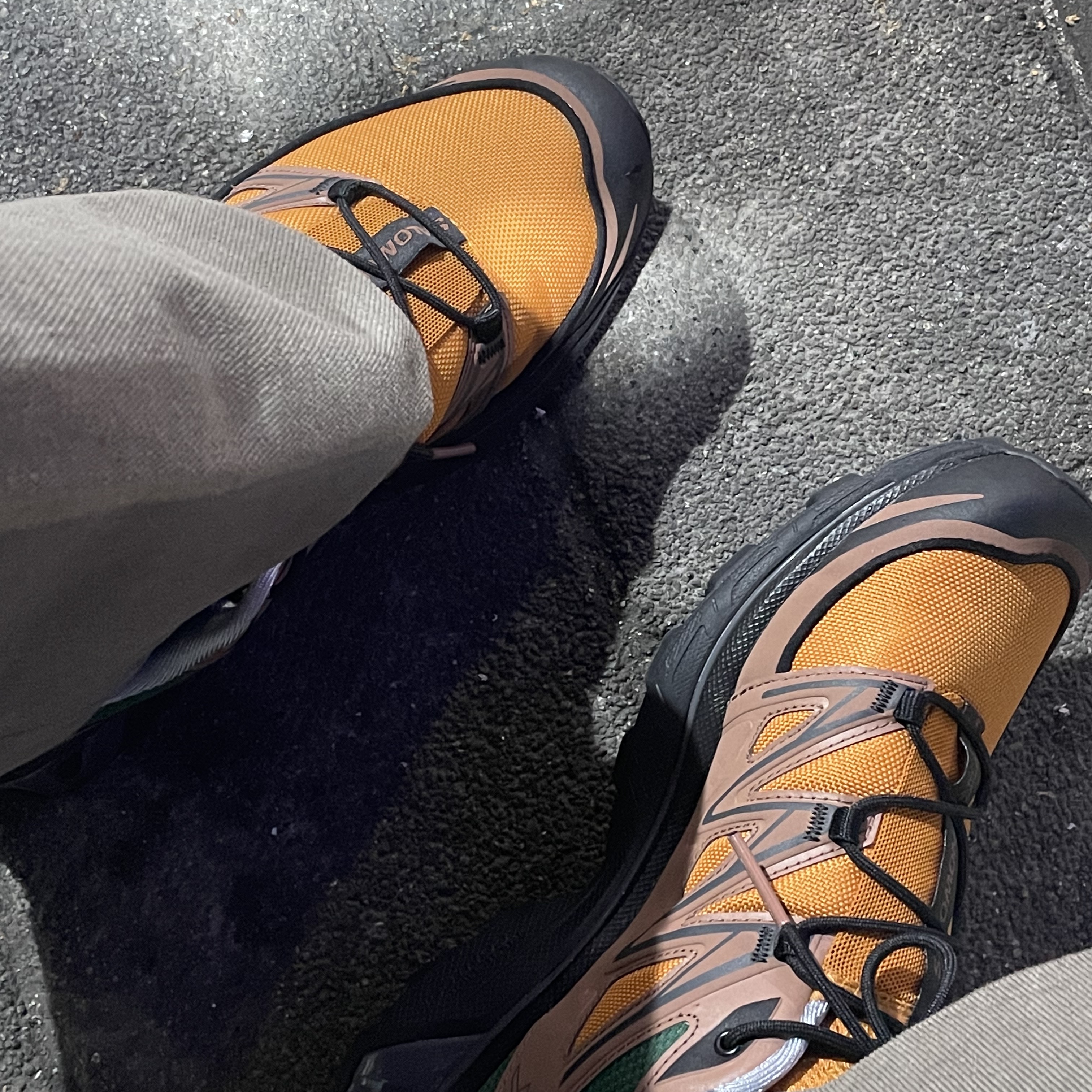 Salomon XT-6 Expanse 75th Anniversary Golden Oak Acorn 착용 스타일 - 2