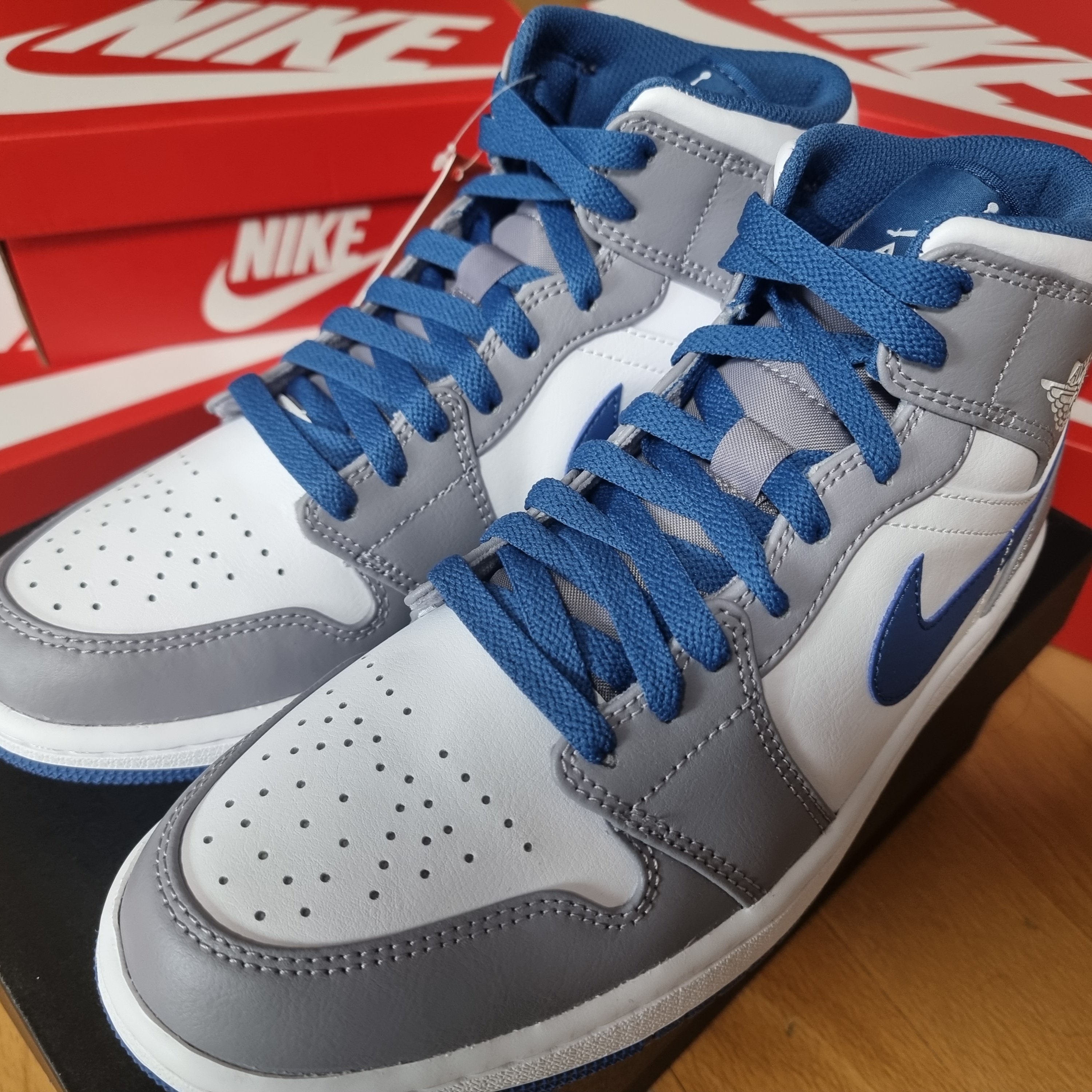 Jordan 1 Mid Cement Grey True Blue 착용 스타일 - 2