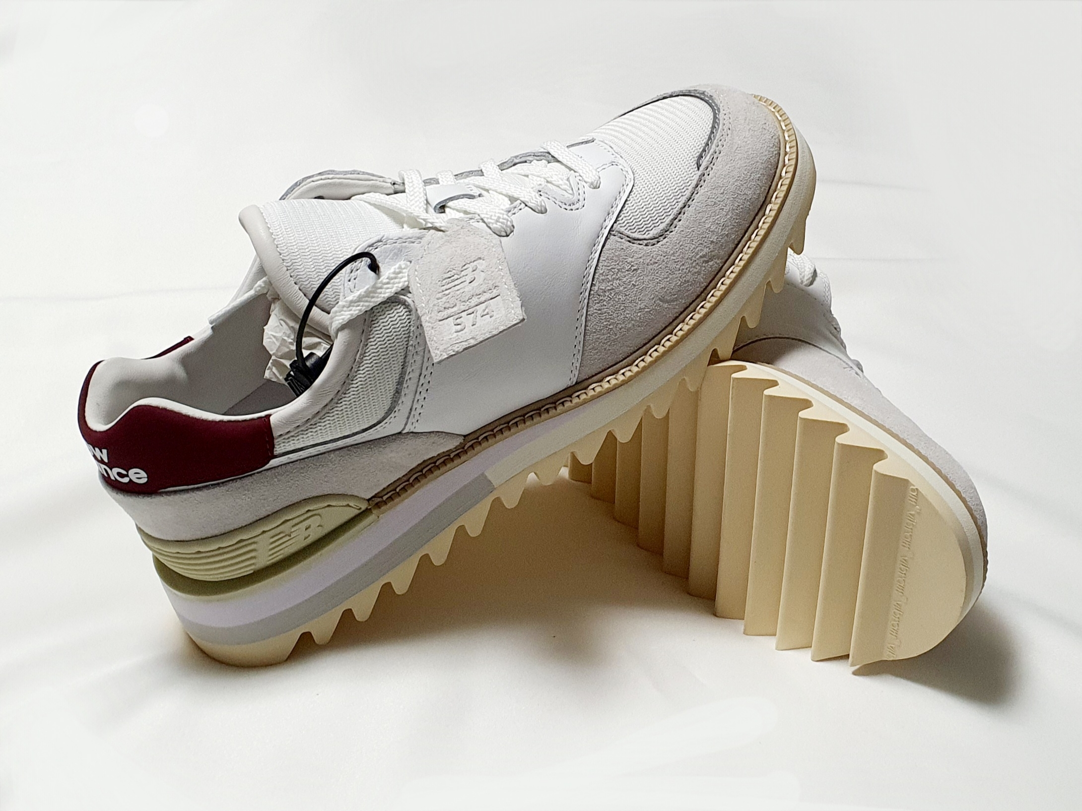 New Balance x Tokyo Design Studio 574 White Burgundy 착용 스타일 - 2