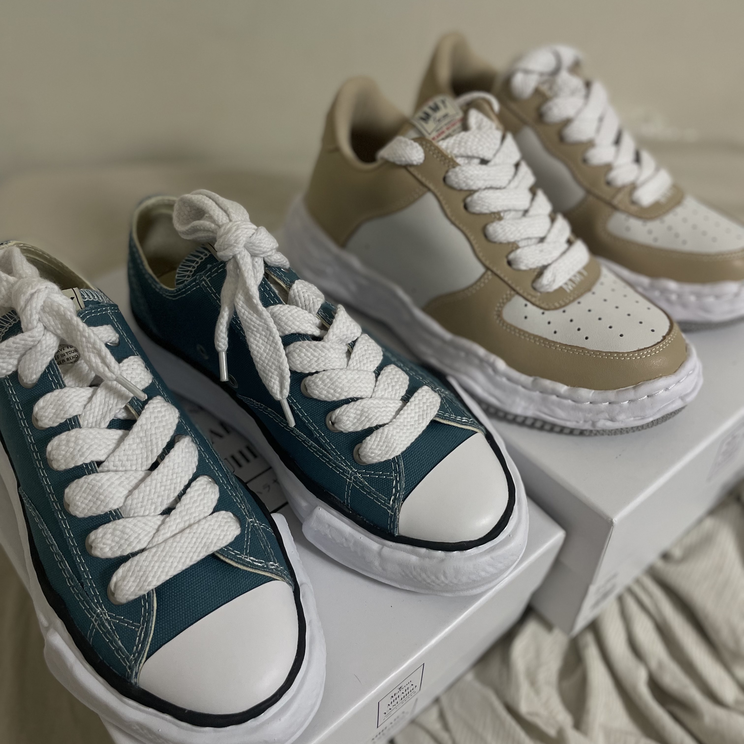 Maison Mihara Yasuhiro Peterson OG Sole Canvas Low Sneakers Blue, Maison Mihara Yasuhiro Wayne OG Sole Leather Low-top Sneakers Beige White 착용 스타일
