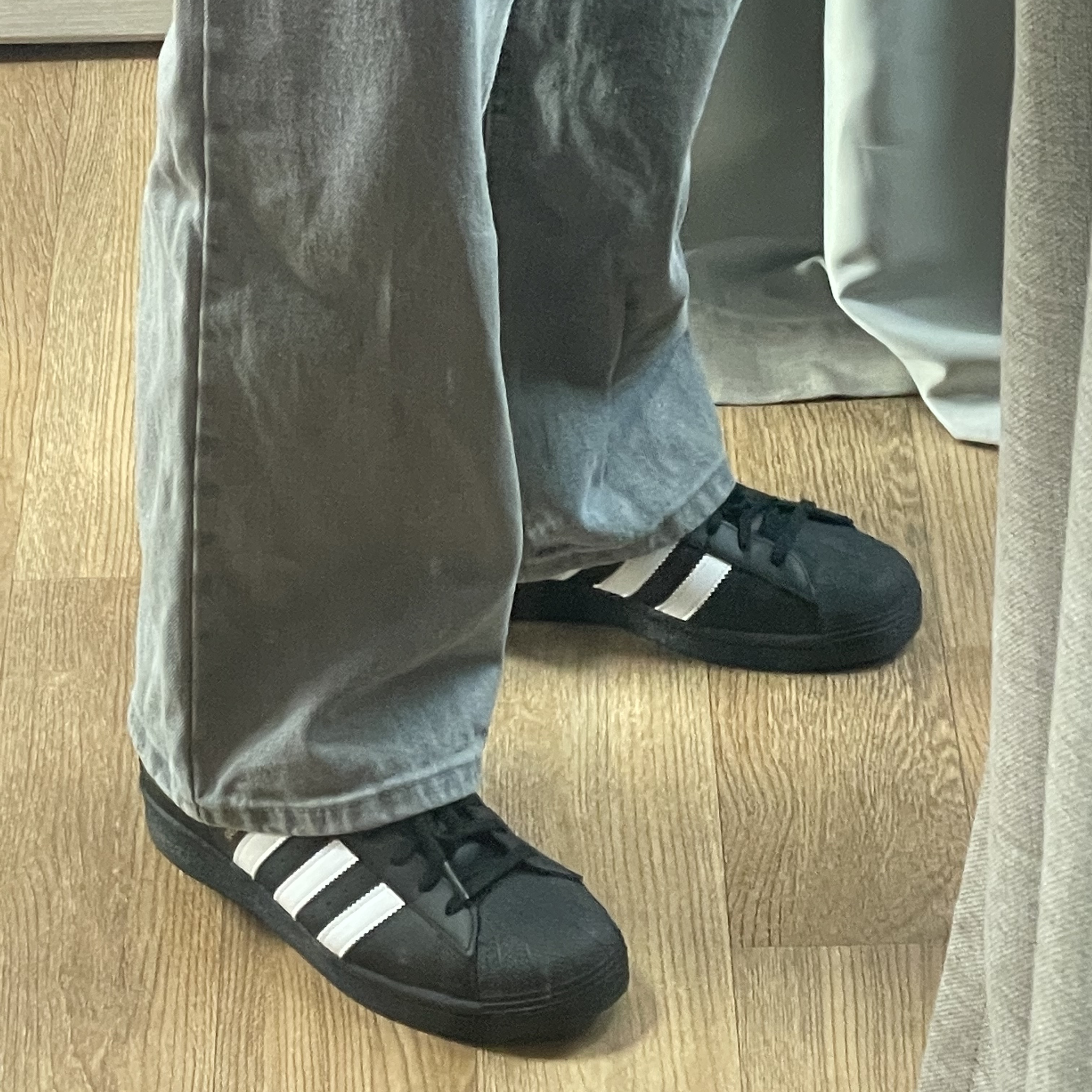 Adidas Superstar Core Black White 착용 스타일