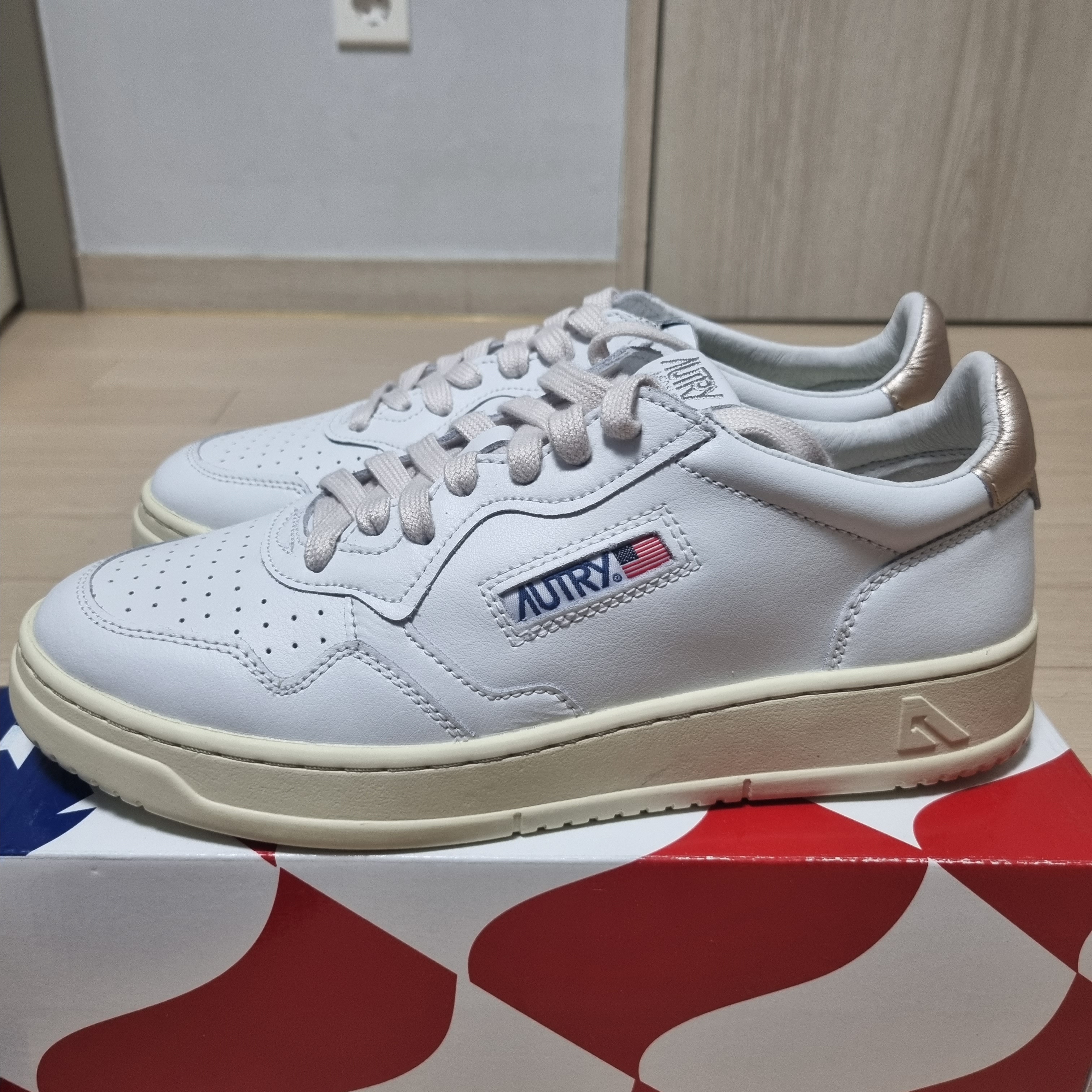 Autry Medalist Low Leather Sneakers White Gold 착용 스타일 - 1