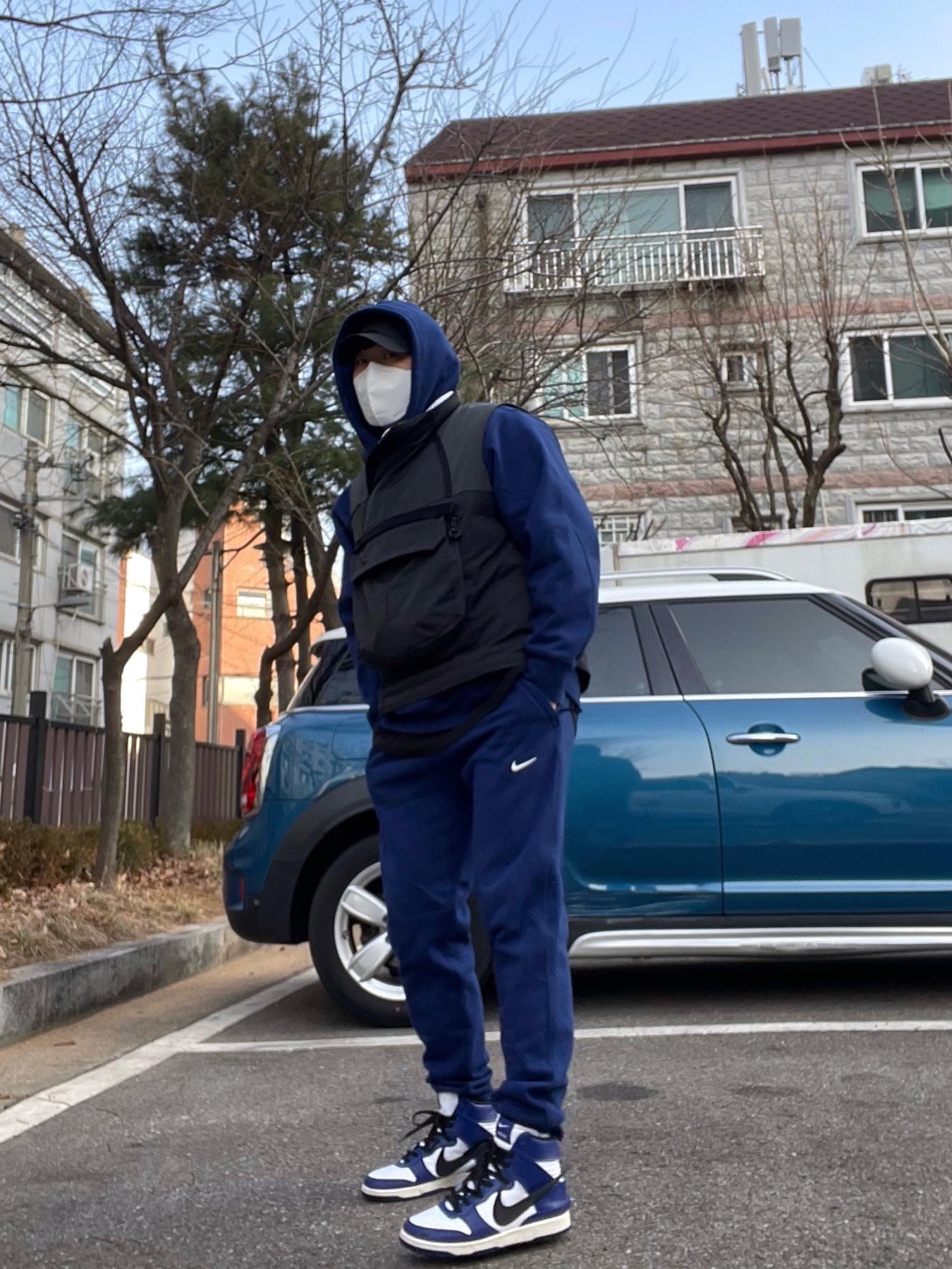 Nike x Drake Nocta Cardinal Stock Essential Hoodie Navy - US/EU, Nike x Drake Nocta Cardinal Stock Essential Fleece Pants Navy - US/EU 착용 스타일 - 3
