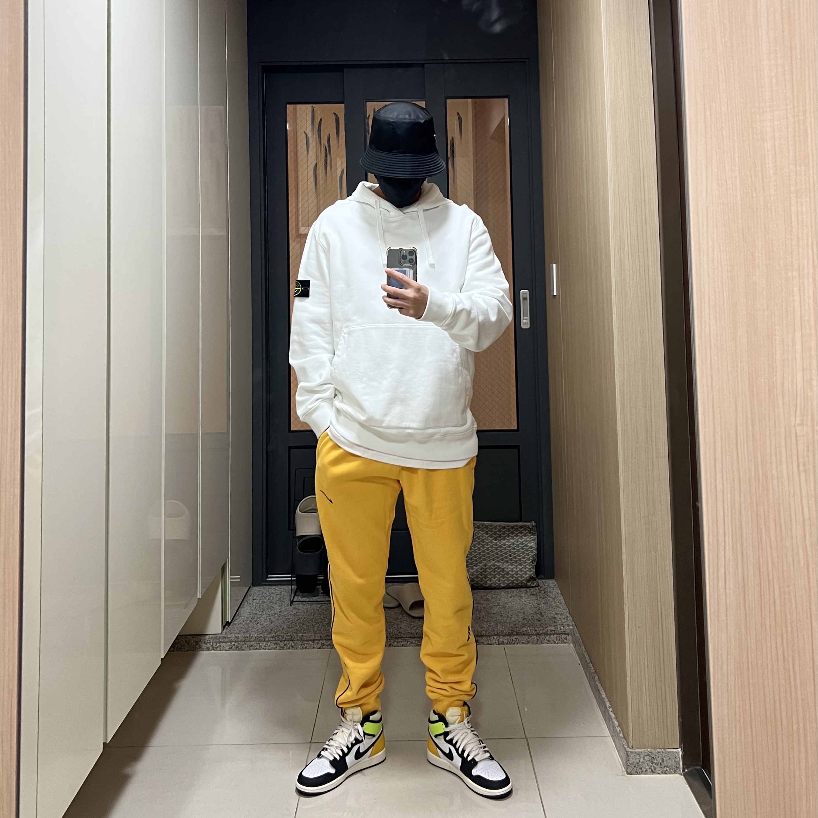Jordan 1 Retro High OG Volt Gold, Nike x Drake Nocta Fleece Pants University Gold - US/EU 착용 스타일