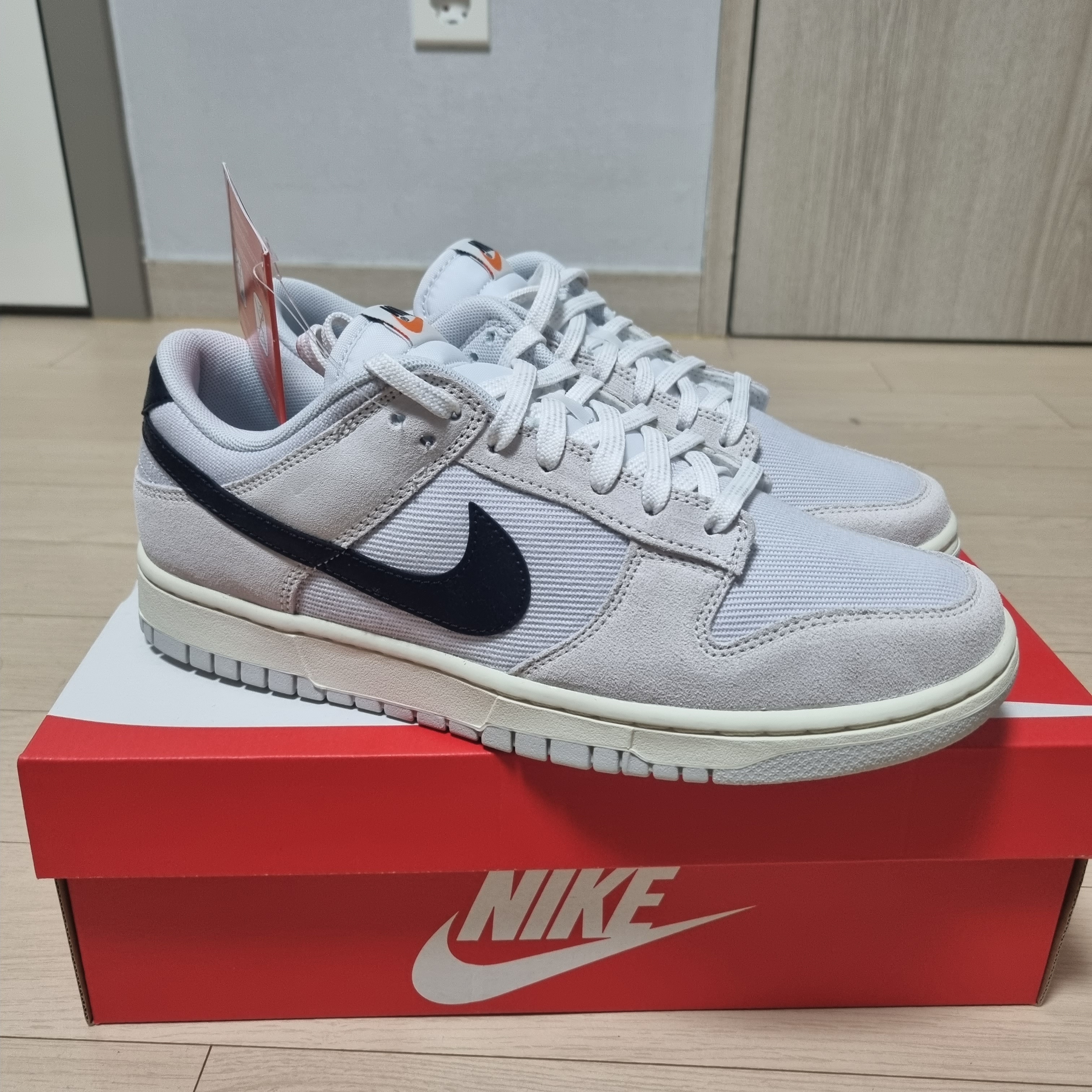 Nike Dunk Low SE Photon Dust and Summit White 착용 스타일 - 2