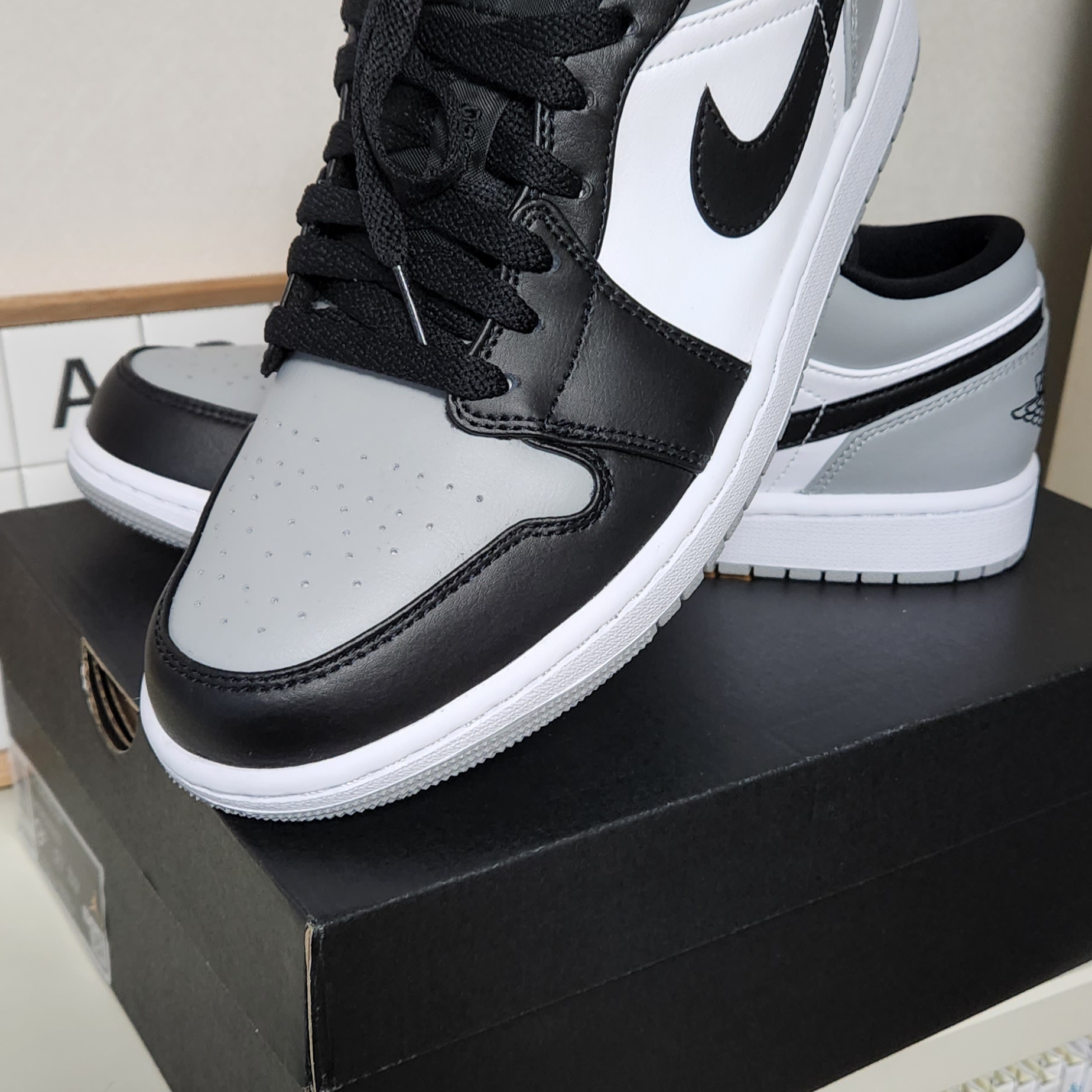 Jordan 1 Low Light Smoke Grey Black, Jordan 1 Mid Light Smoke Grey Anthracite 착용 스타일 - 2