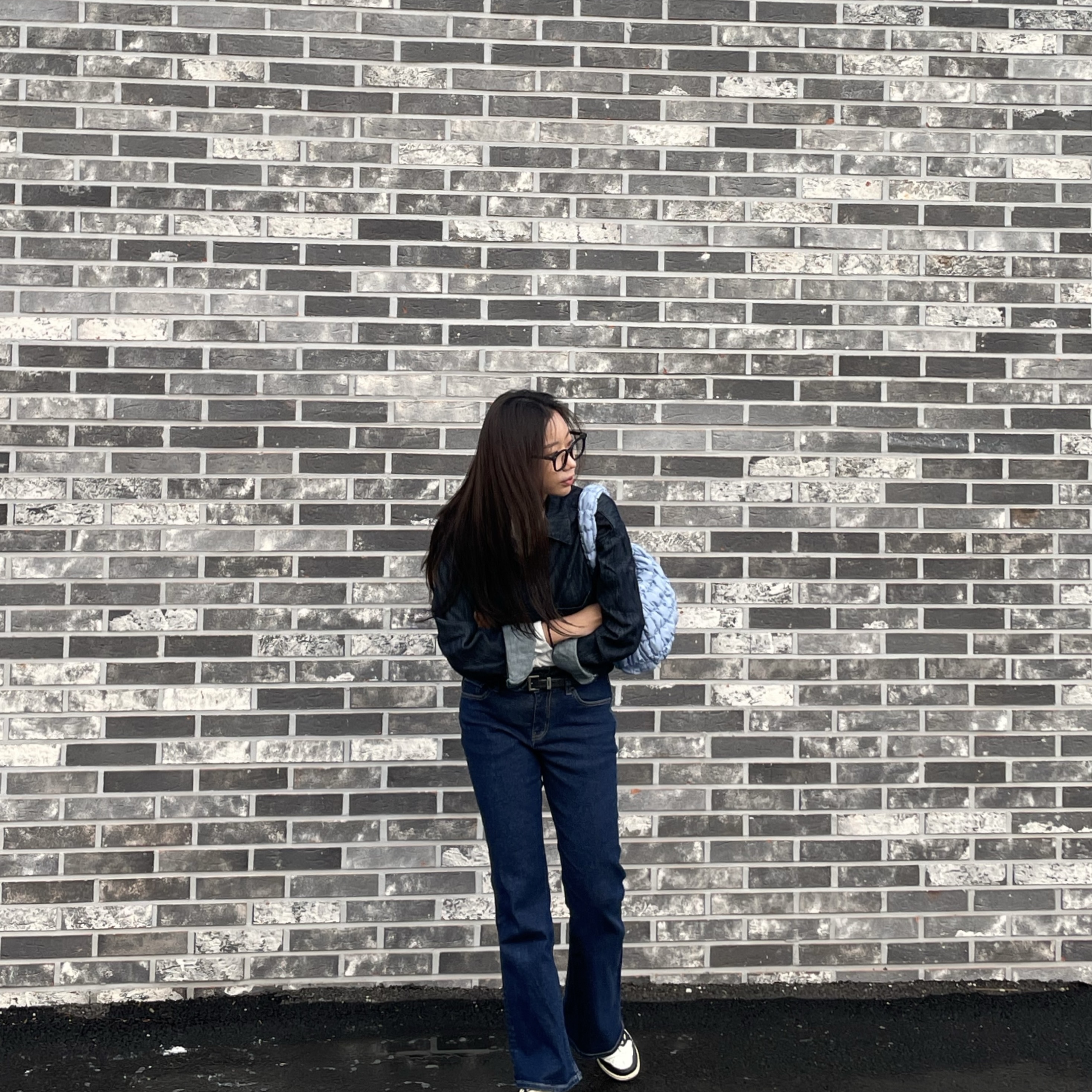 Jordan 1 x Travis Scott x Fragment Retro Low OG SP Military Blue, COS Quilted Mini Bag Light Blue 착용 스타일 - 3