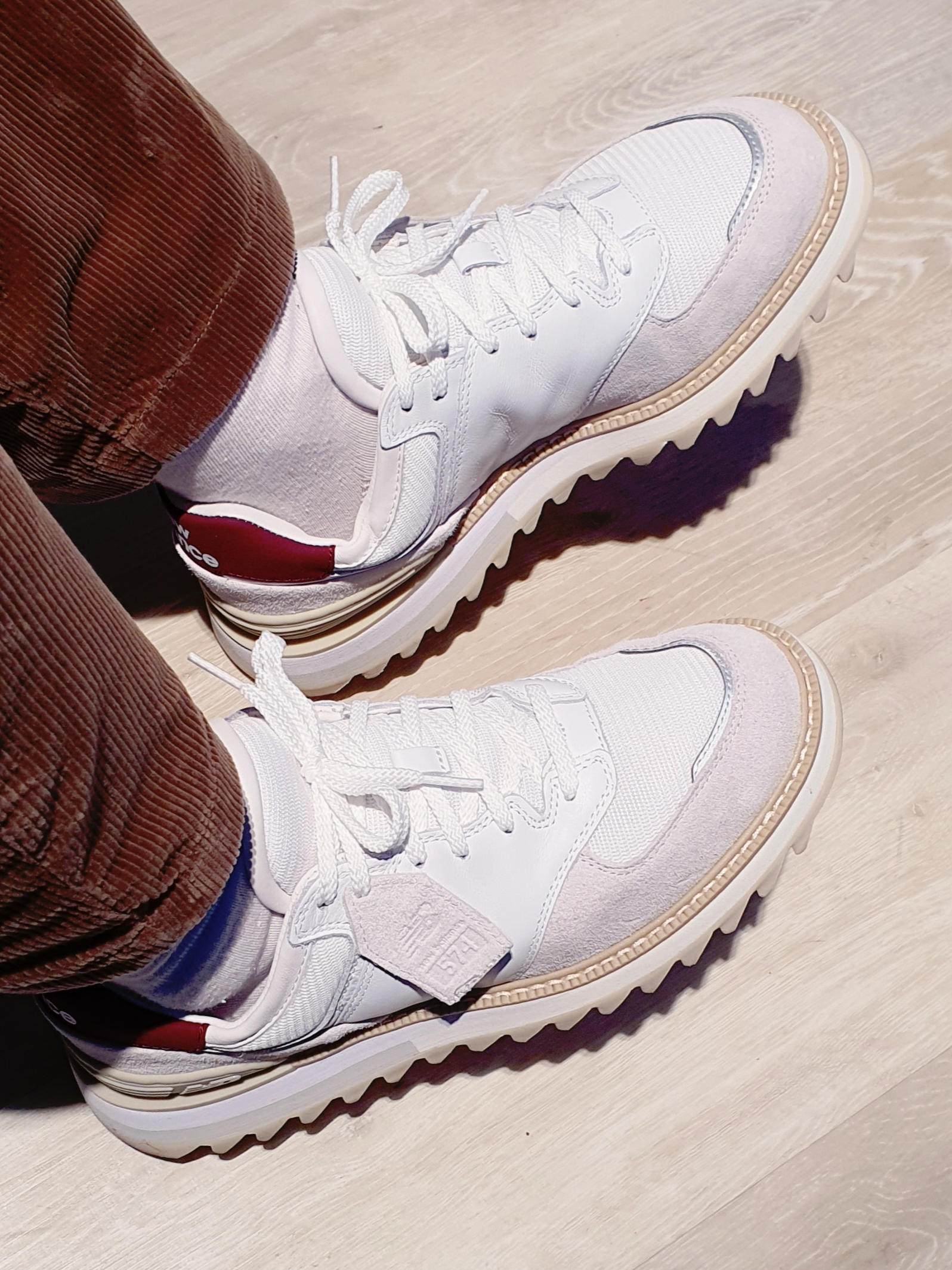 New Balance x Tokyo Design Studio 574 White Burgundy 착용 스타일 - 1