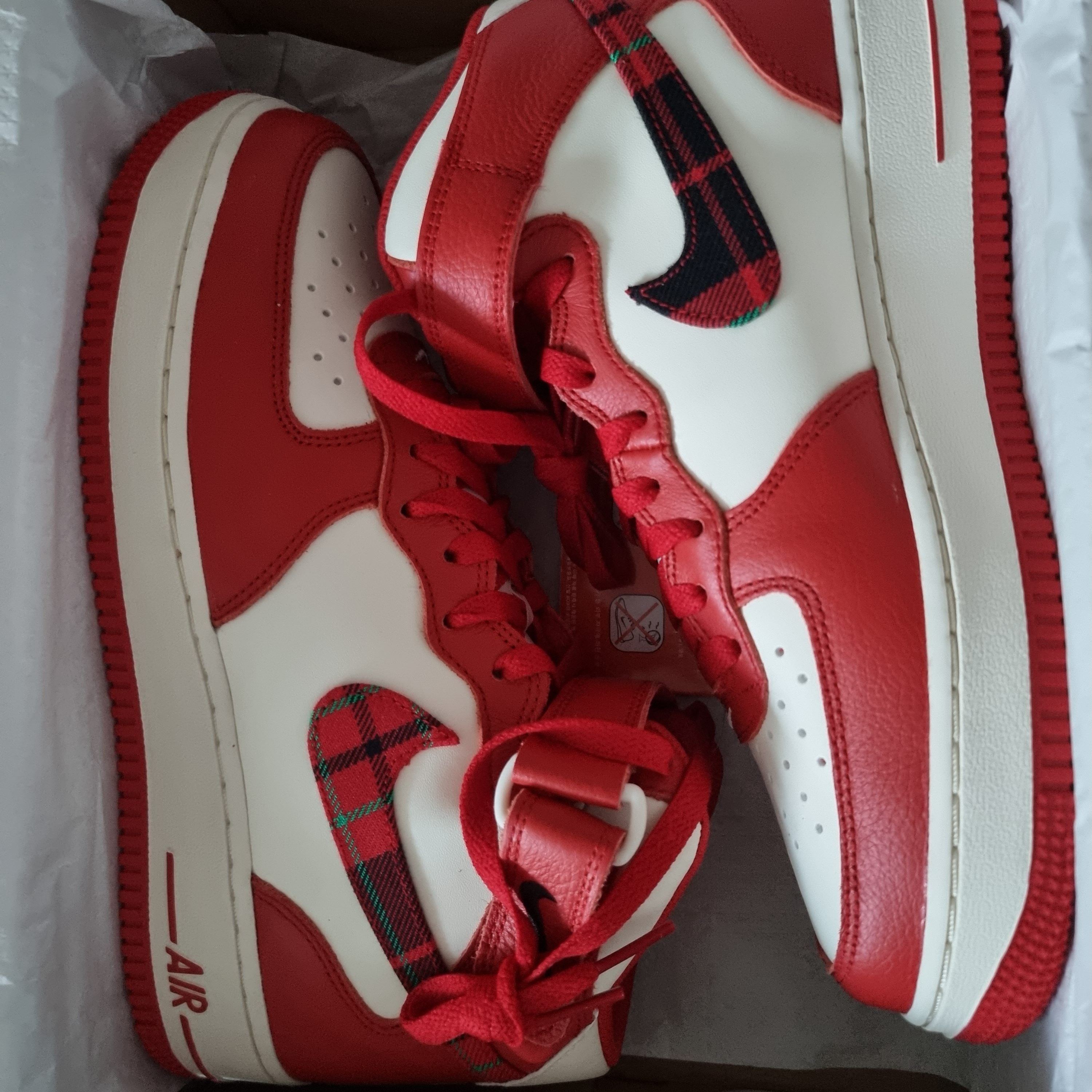 Nike Air Force 1 Mid '07 LX University Red and Pale Ivory 착용 스타일