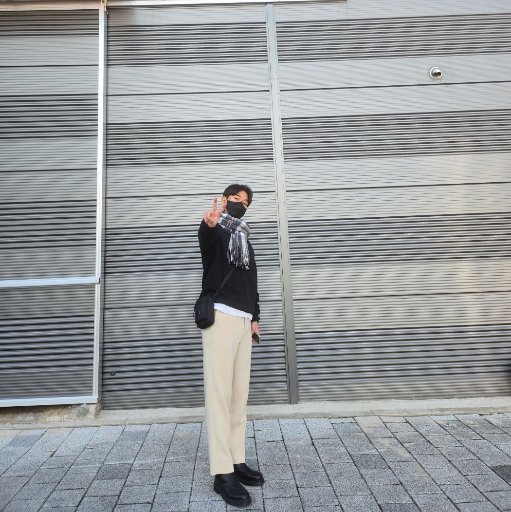Acne Studios Arvel Crossbody Face Bag Black, Acne Studios Brushed Sweatshirt Black 착용 스타일