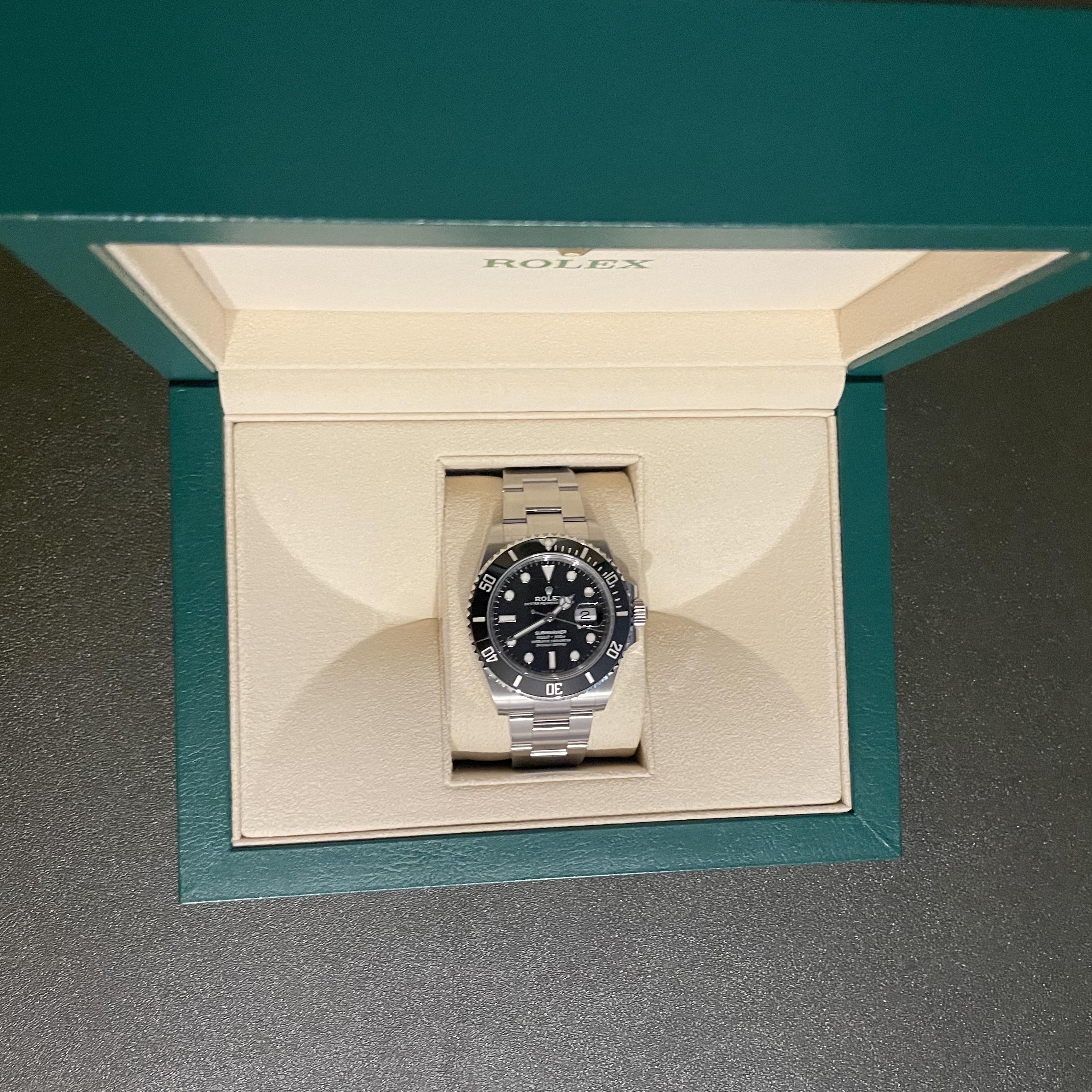 Rolex Submariner 41mm 124060 Black Oyster 착용 스타일 - 4