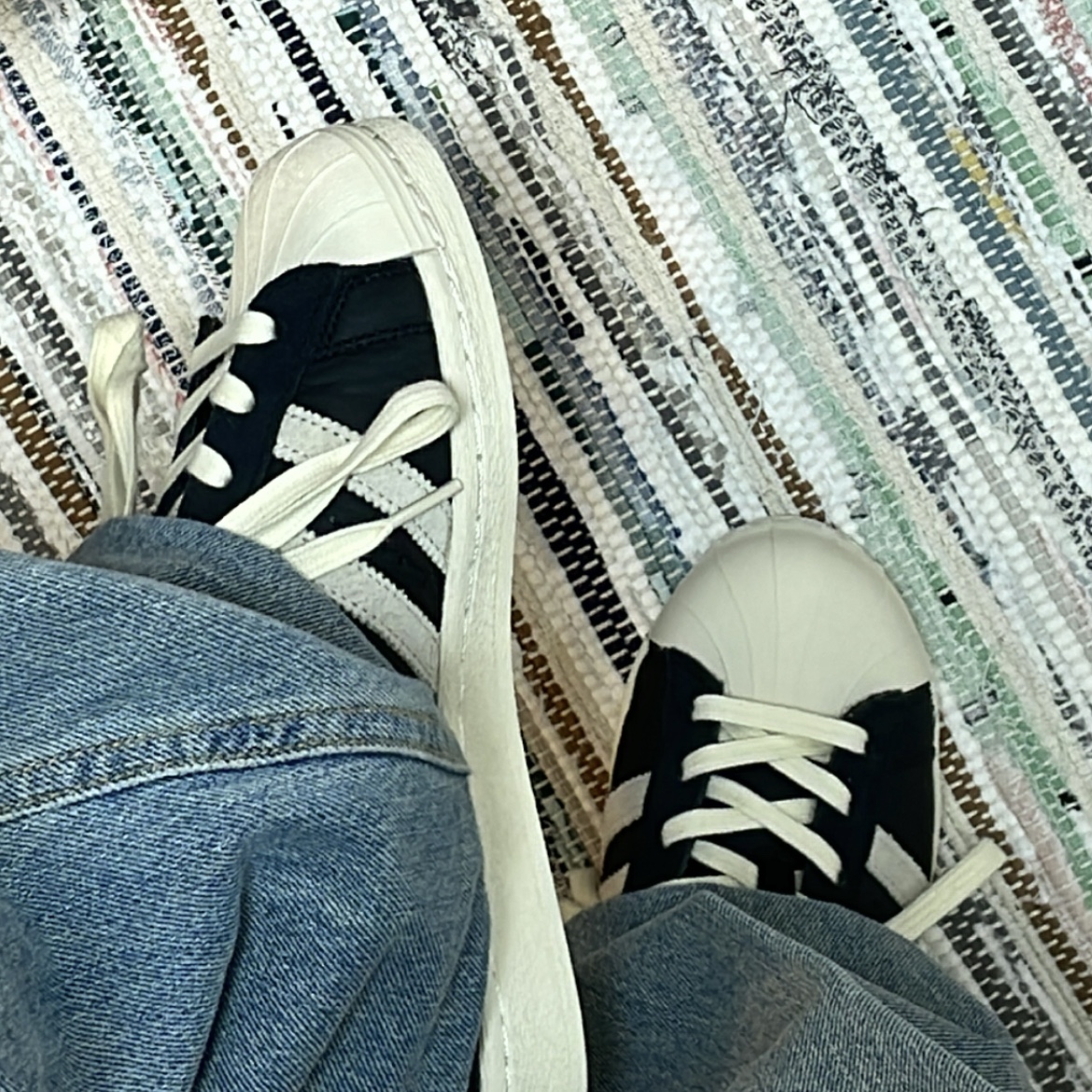 Adidas Superstar 82 Black White 착용 스타일 - 3