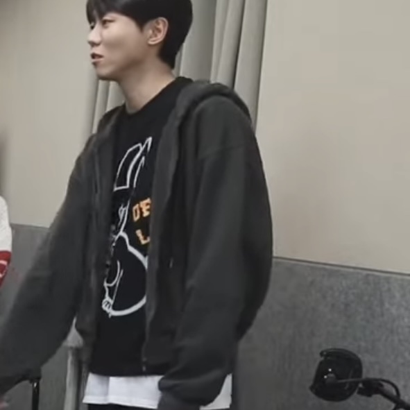 Open Yy Black Rabbit T-Shirt Black 착용 스타일 - 1