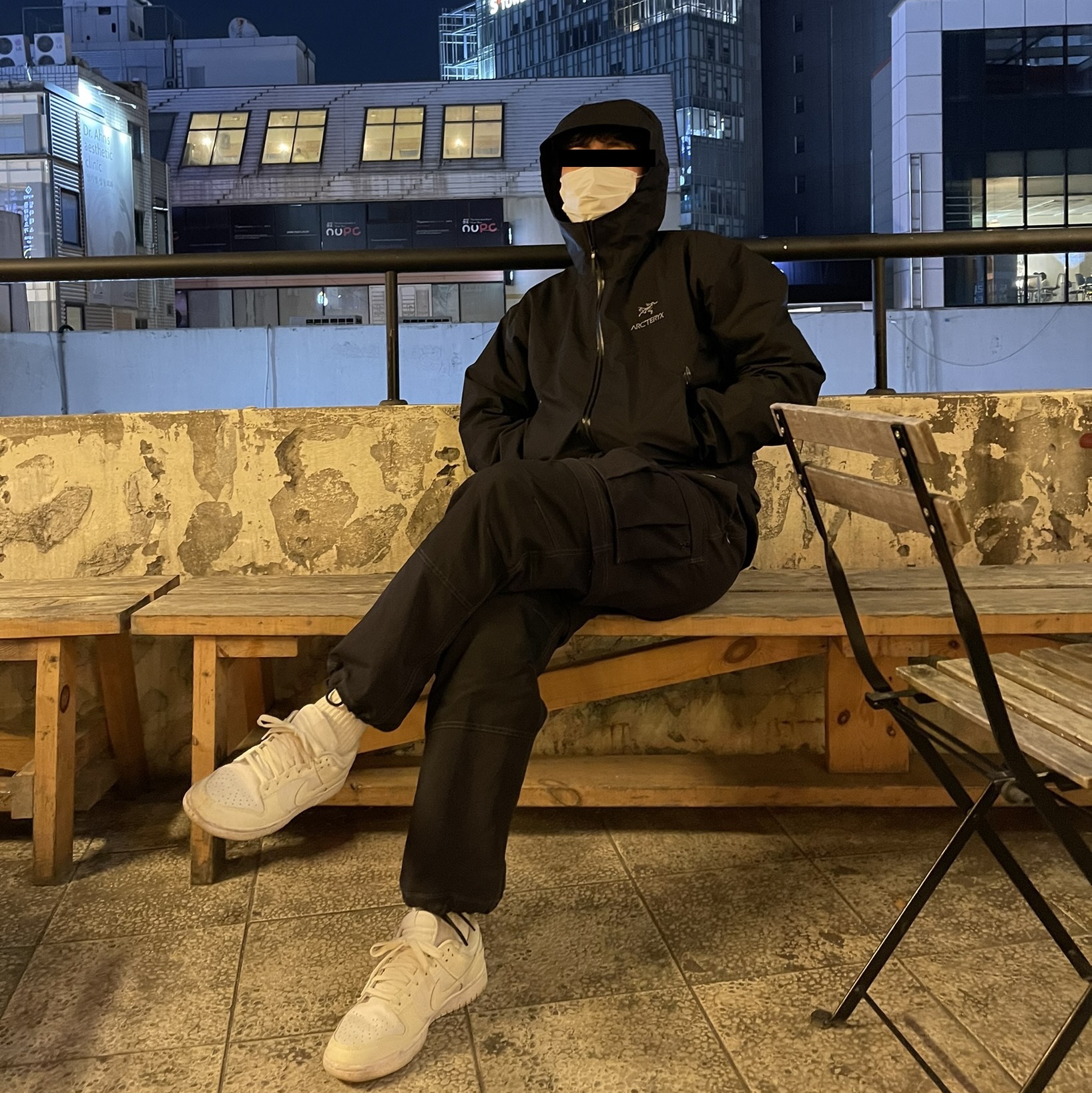 Arc'teryx Beta Jacket Black, Nike ACG Smith Summit Cargo Pants Black Summit White - Asia 착용 스타일