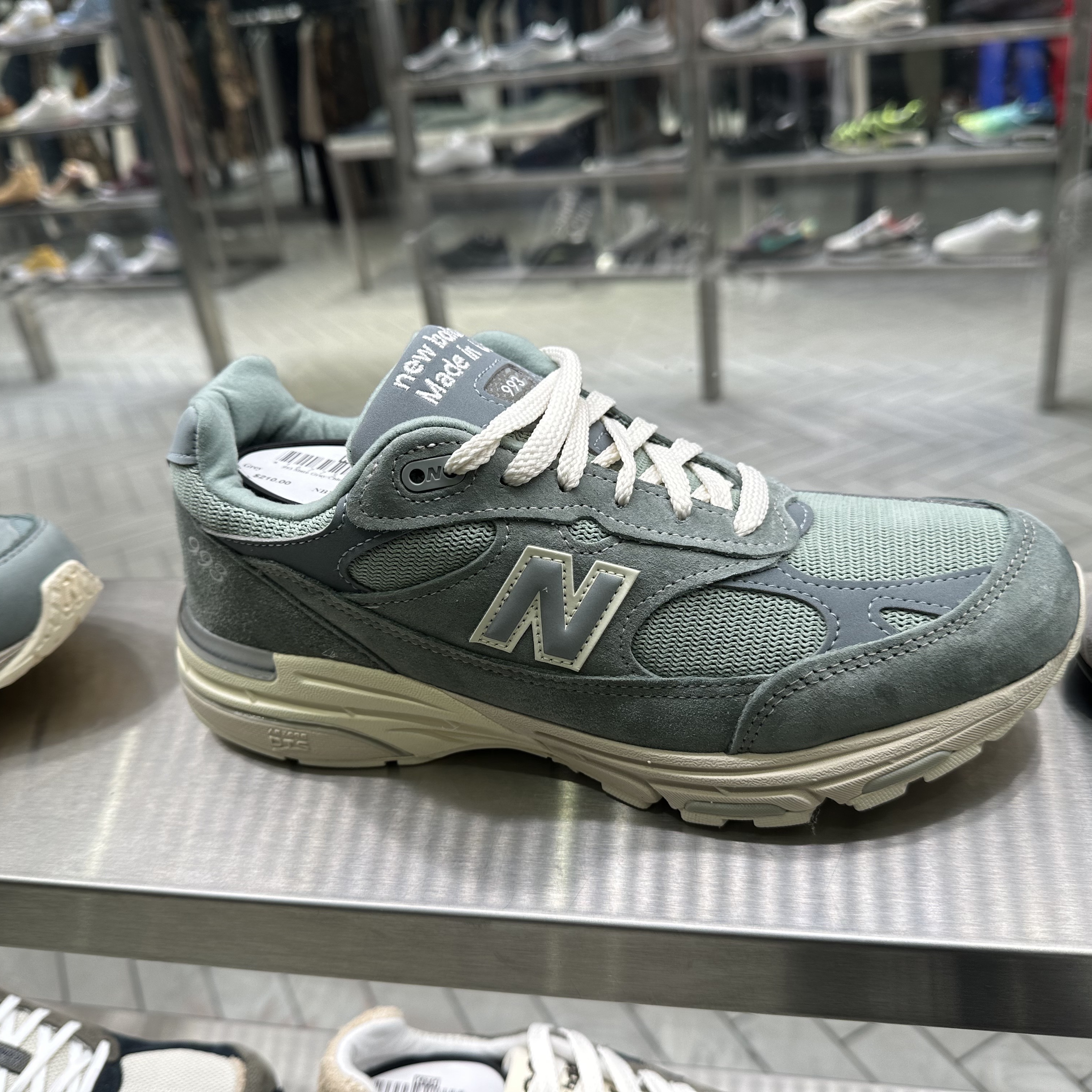 New Balance x Kith 993 Made in USA Slate Grey 착용 스타일 - 1