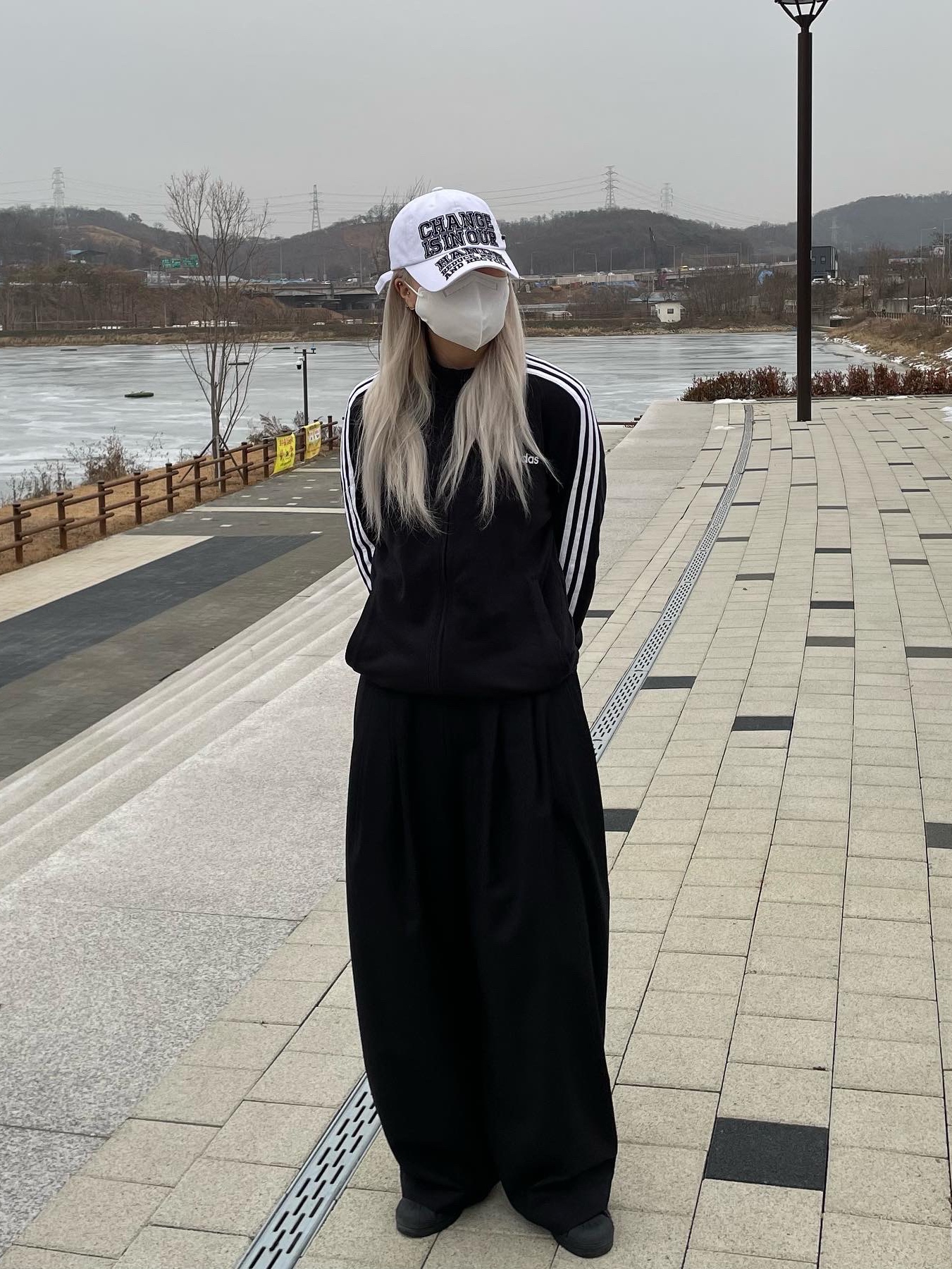 Adidas Superstar Core Black White 착용 스타일