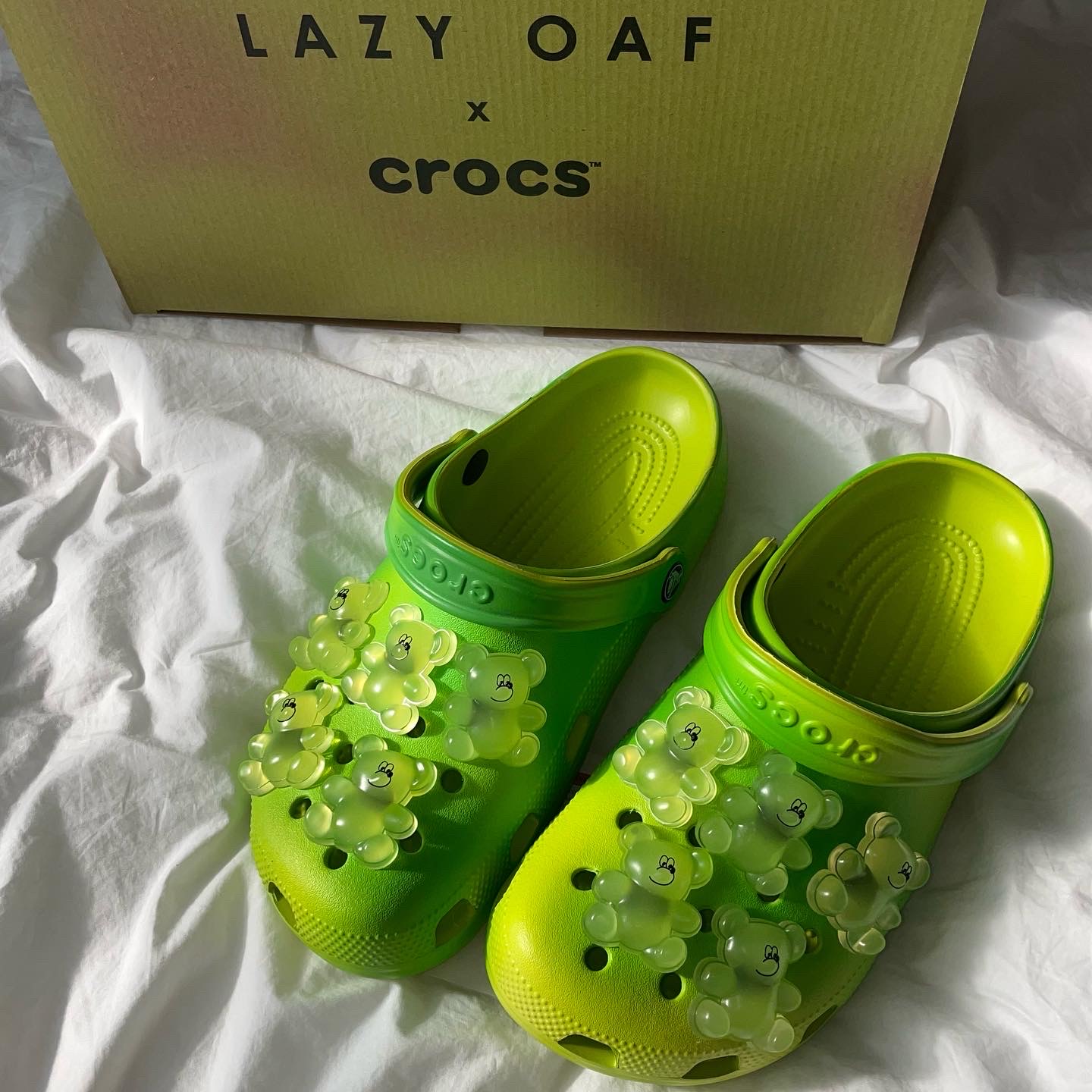 Crocs x Lazy Oaf Classic Clog Frosted Alien Green 착용 스타일 - 4
