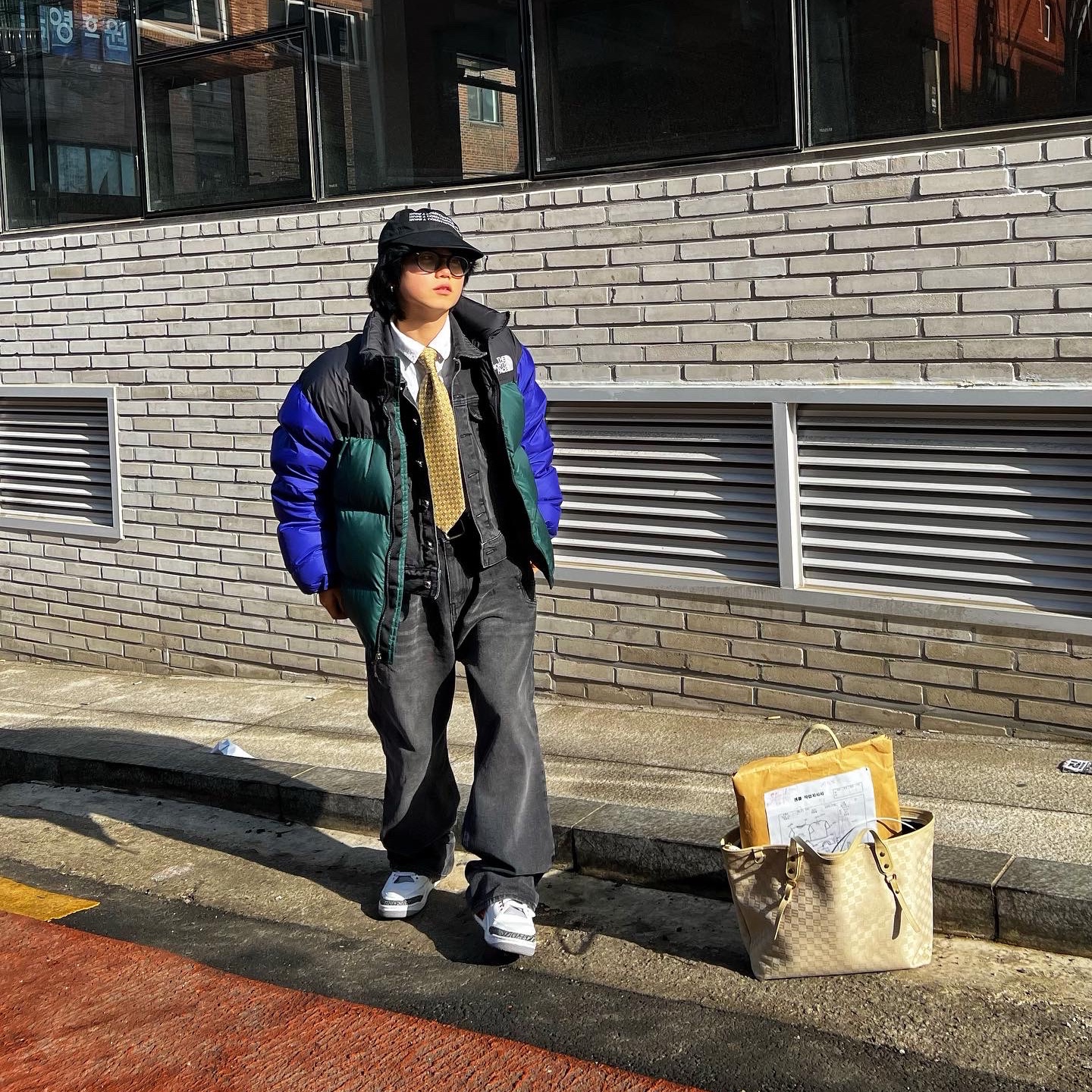 The North Face 1996 Novelty Nuptse Jacket Ink Blue, Jordan 4 Retro OG Fire Red 2020 착용 스타일 - 3