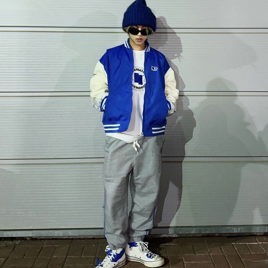 Converse x Ader Error Chuck 70 High White, Converse x Ader Error Shapes Varsity Jacket Cobalt 착용 스타일 - 4