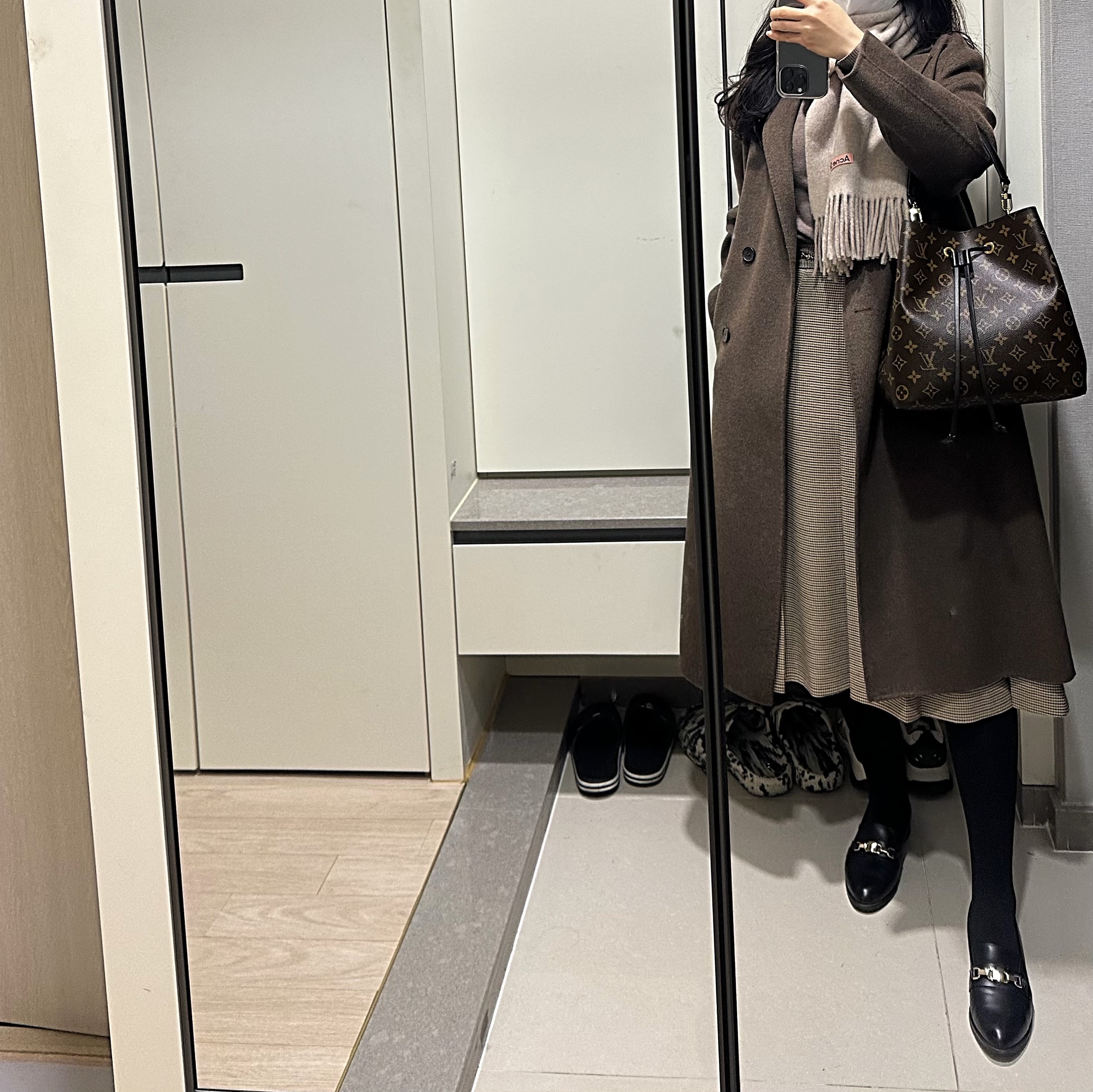 Acne Studios Canada Narrow New Wool Muffler Oatmeal Melange, Louis Vuitton Neonoe MM Monogram Black 착용 스타일