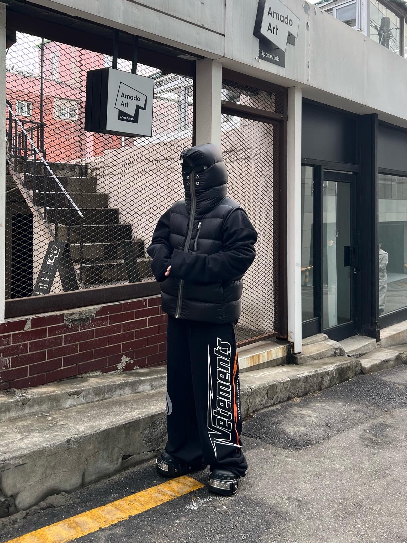 Balenciaga x Crocs Hardcrocs Slide Black 착용 스타일 - 2