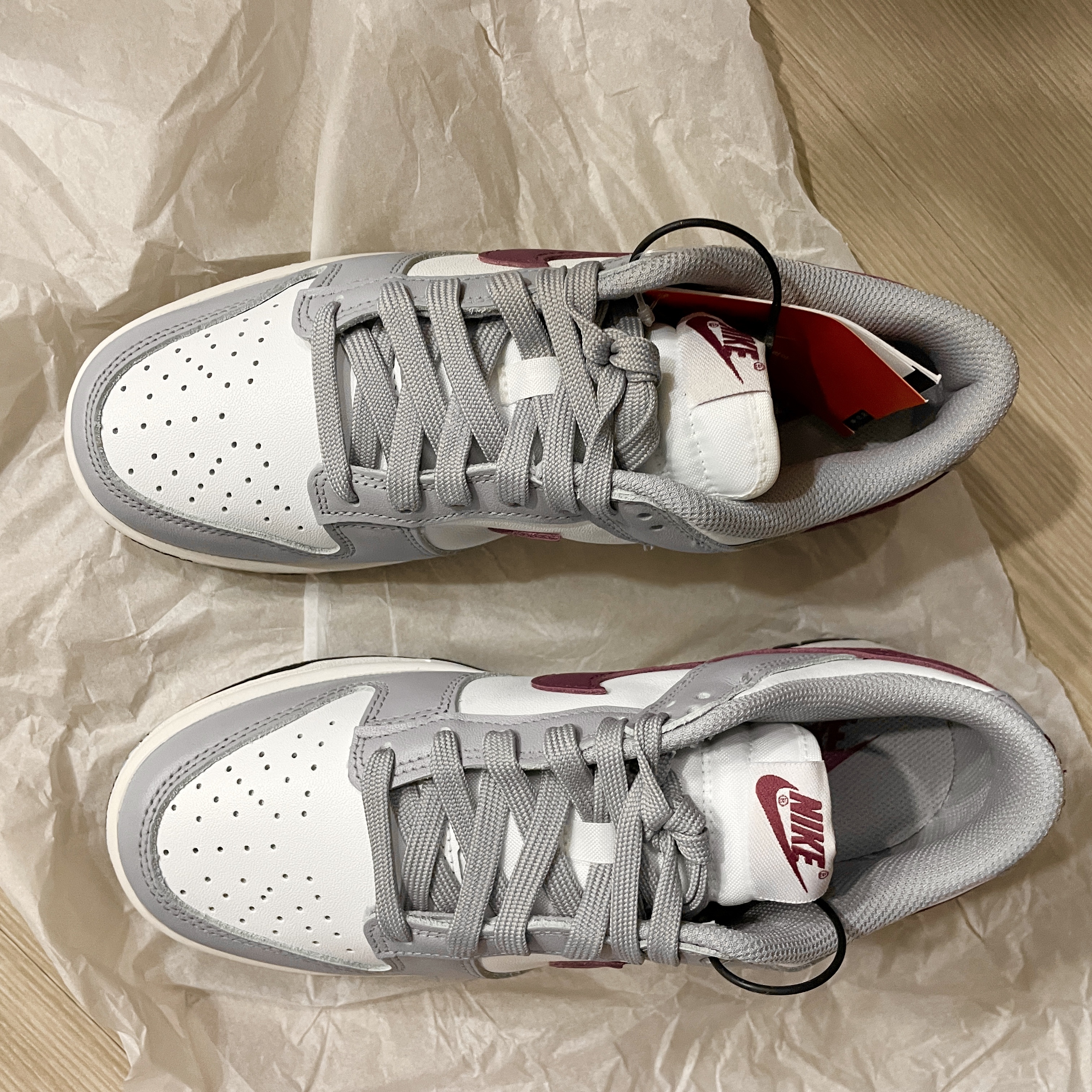 (W) Nike Dunk Low Wolf Grey Rosewood 착용 스타일 - 2