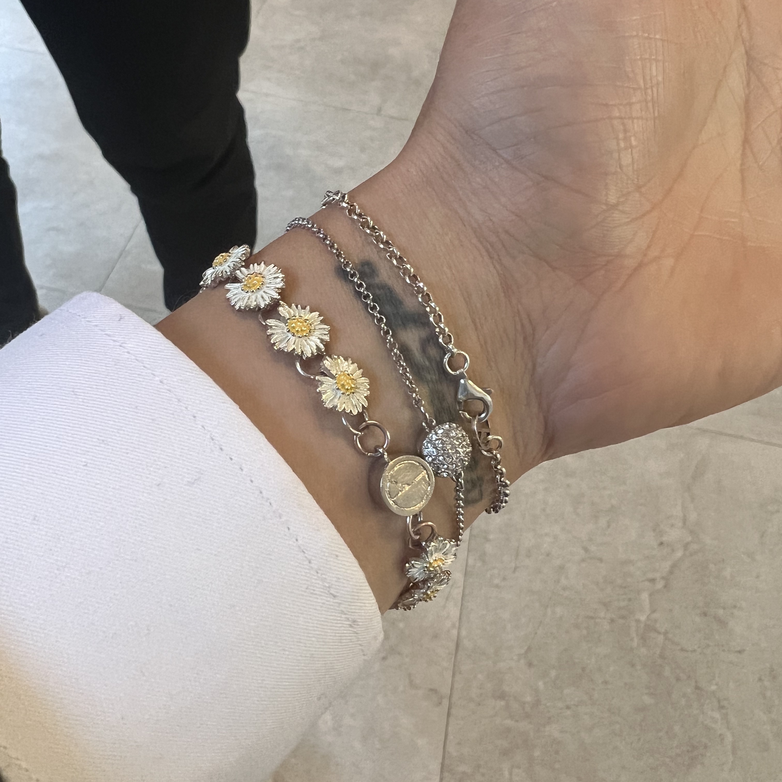 Peaceminusone Daisy Bracelet #1 Silver 착용 스타일 - 2