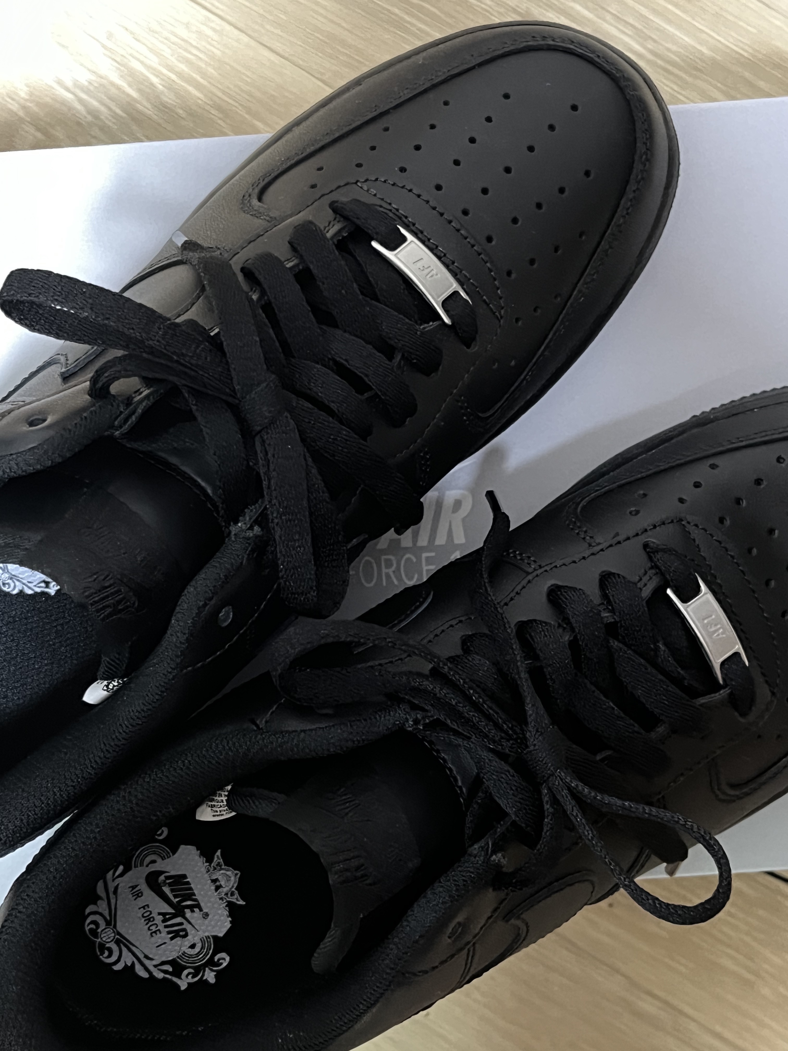 Nike Air Force 1 '07 Low Triple Black 착용 스타일 - 2