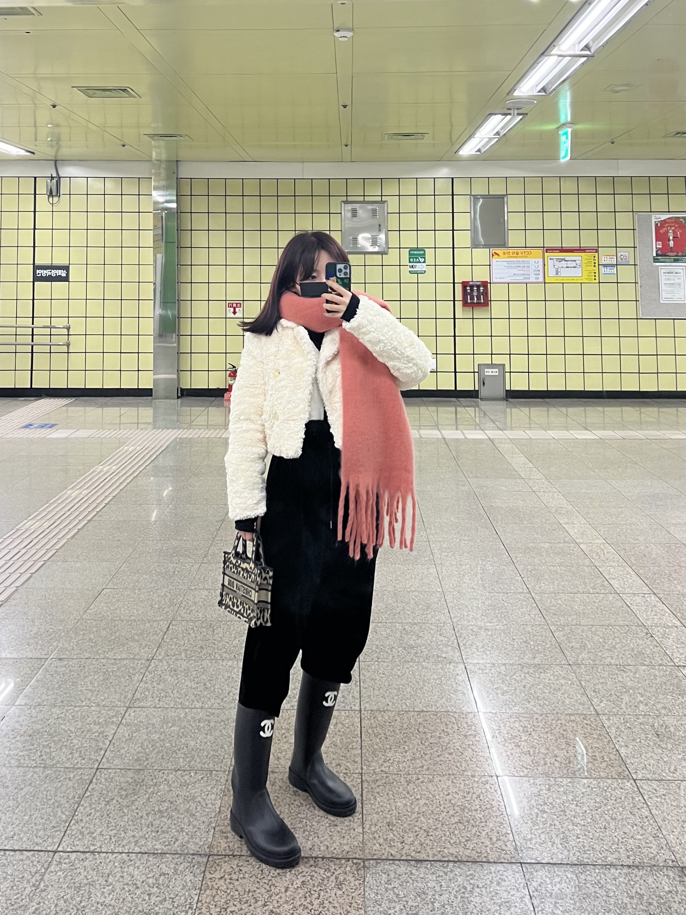 (W) Chanel Boots Caoutchouc & Black 착용 스타일
