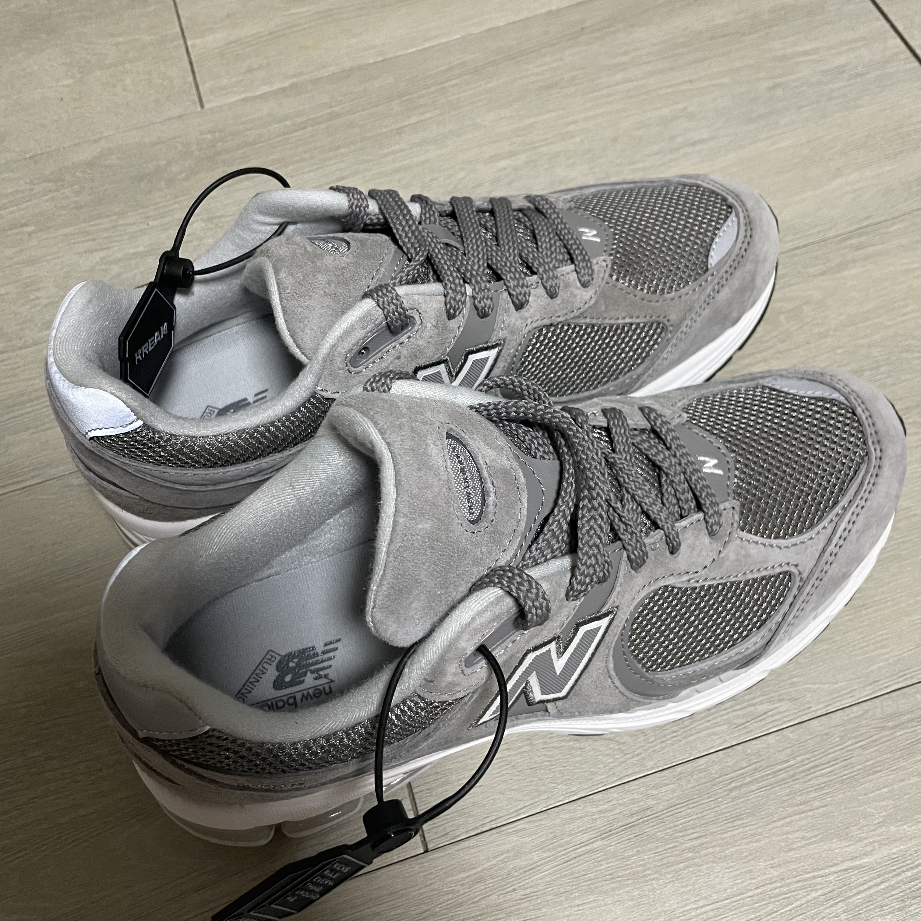 New Balance 2002R Marblehead White 착용 스타일