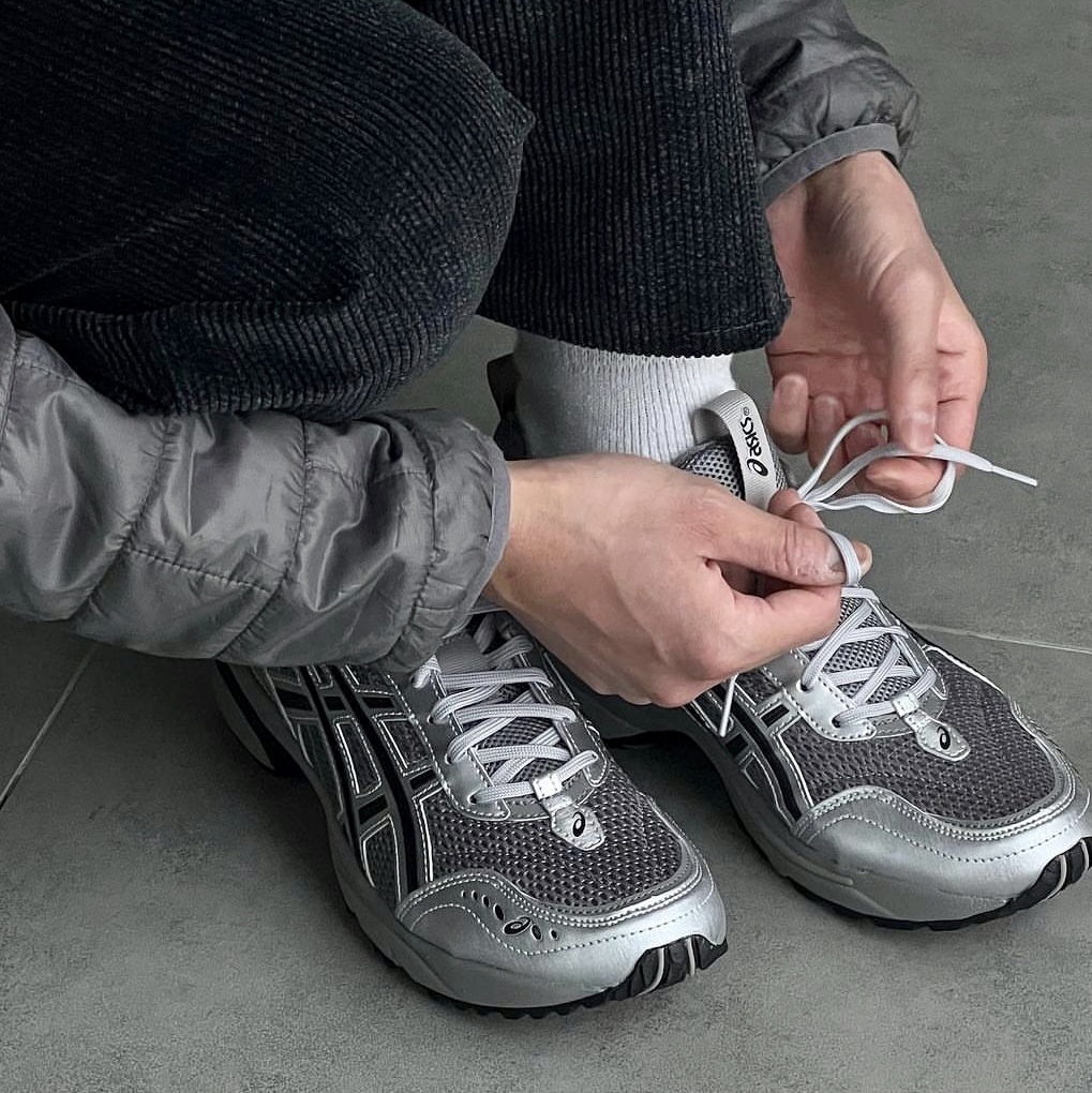 Asics x Freja Wewer Gel-1090 V2 Clay Grey Pure Silver 착용 스타일 - 1